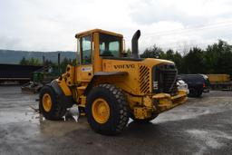 VOLVO L70E ARTICULATING WHEEL LOADER W/ QUICK ATTACH W/ FORKS W/ ENCLOSED CAB W/ 20.5X25 RUB 21,821