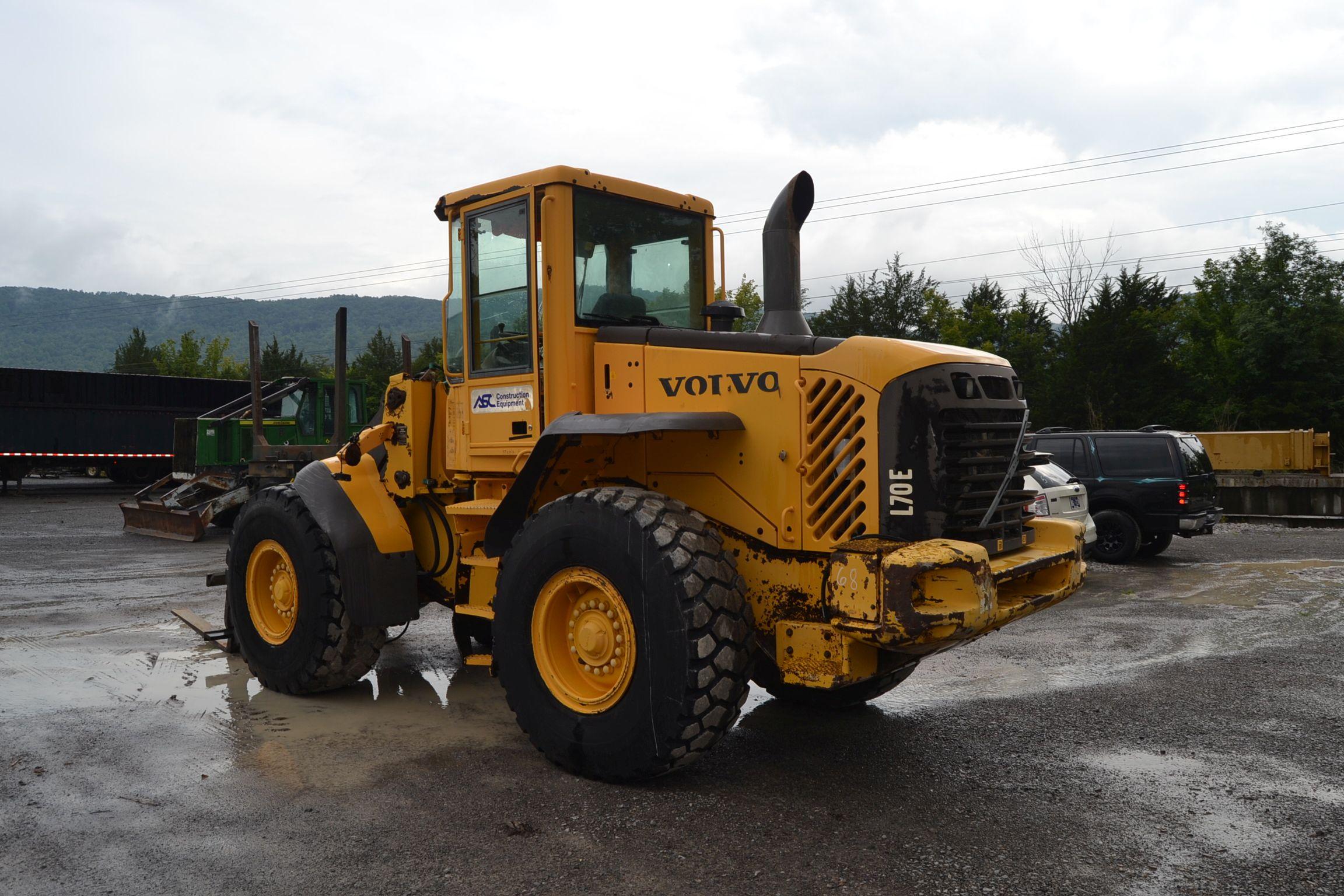 VOLVO L70E ARTICULATING WHEEL LOADER W/ QUICK ATTACH W/ FORKS W/ ENCLOSED CAB W/ 20.5X25 RUB 21,821