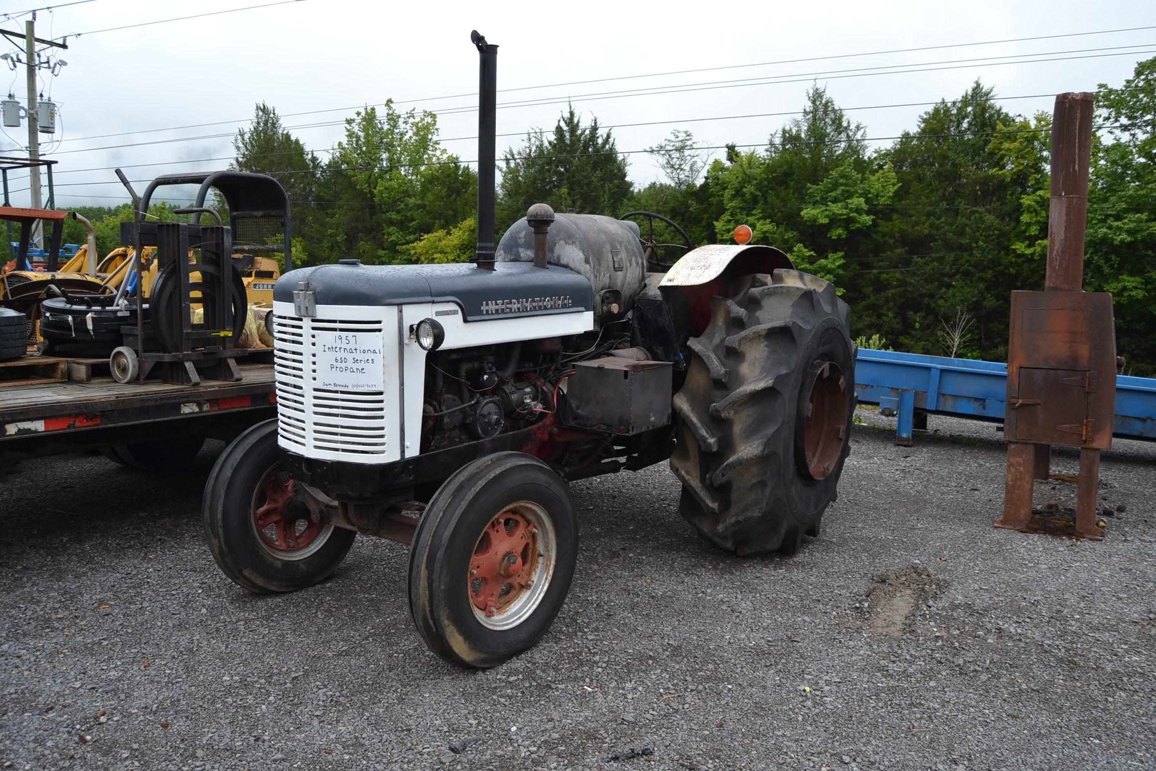 1957 INTERNATIONAL 650 SERIES FARM TRACTOR W/ PROPANE GAS ENGINE