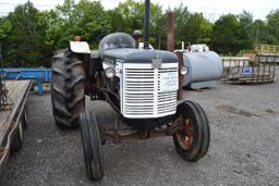 1957 INTERNATIONAL 650 SERIES FARM TRACTOR W/ PROPANE GAS ENGINE