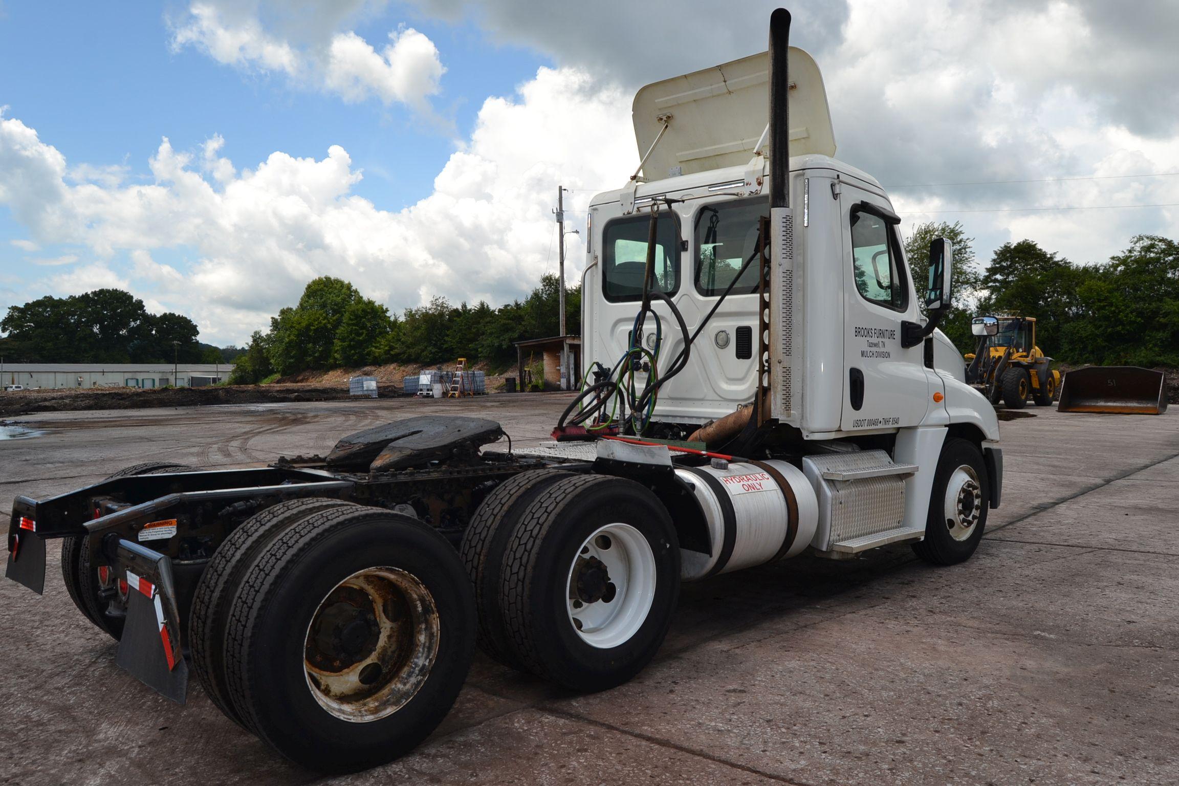 2013 FREIGHTLINER DAY CAB ROAD TRACTOR