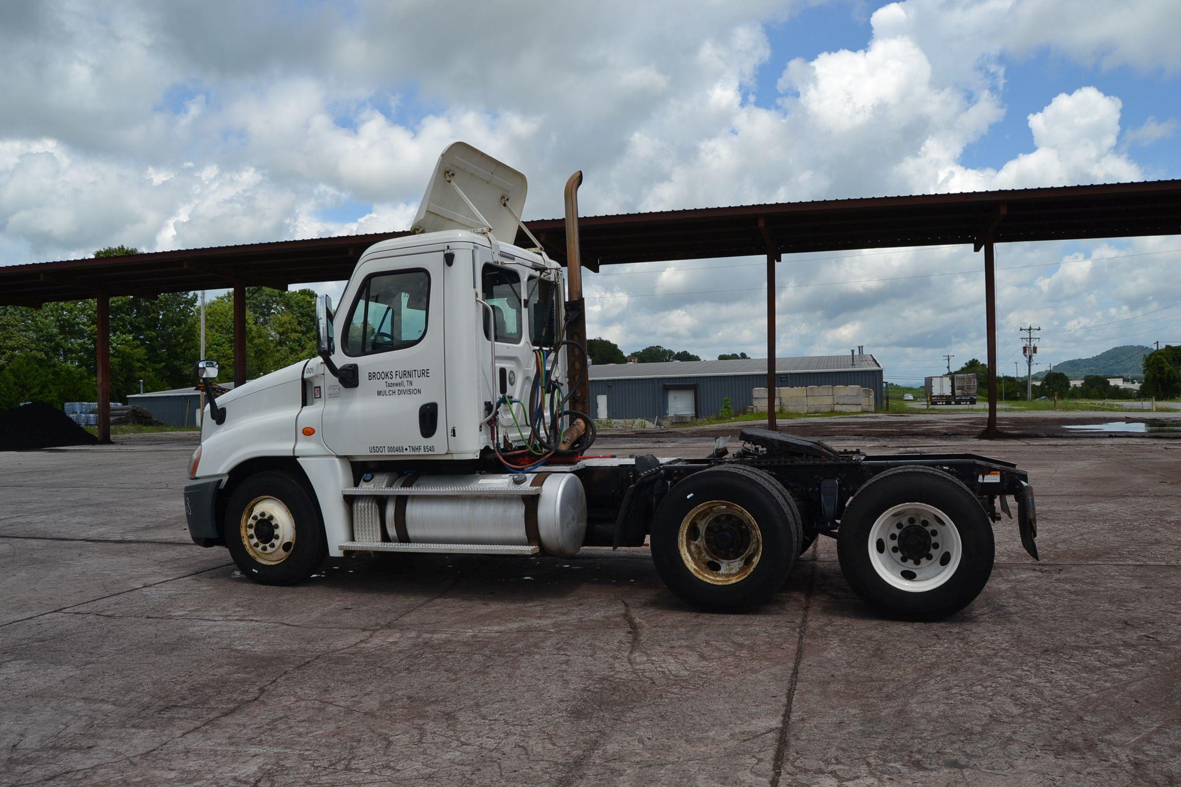2013 FREIGHTLINER DAY CAB ROAD TRACTOR