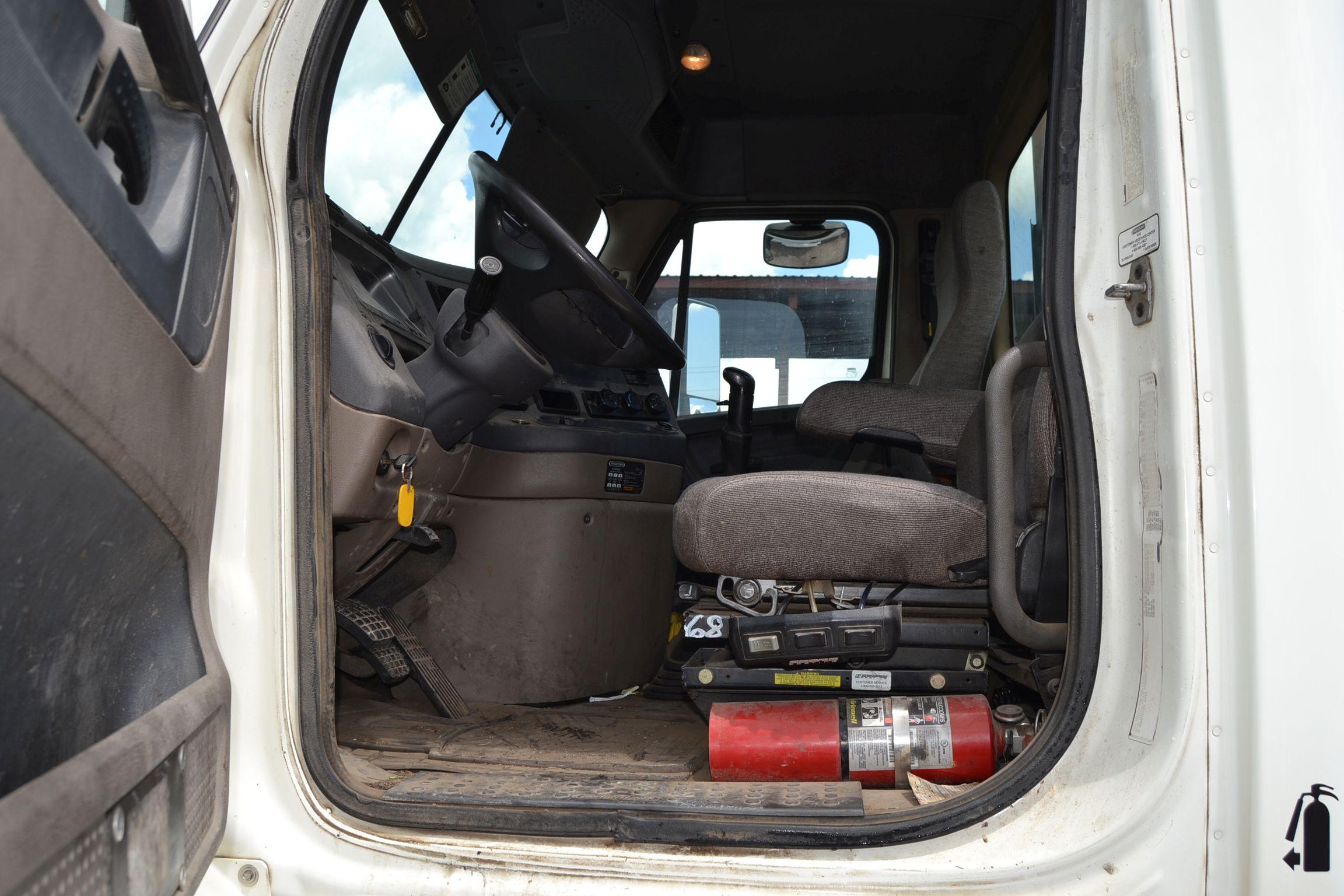2013 FREIGHTLINER DAY CAB ROAD TRACTOR
