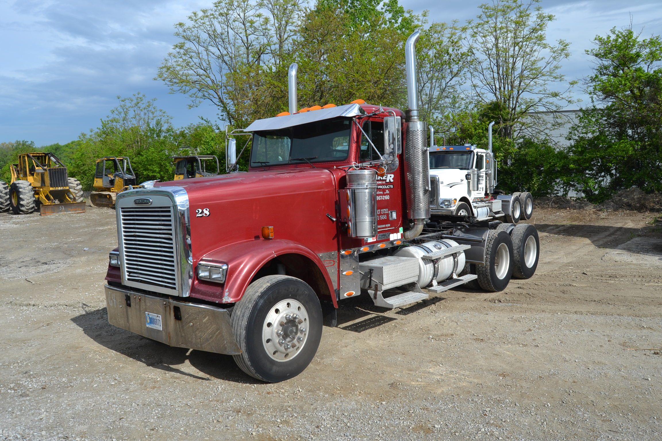 2005 FREIGHTLINER CLASSIC XL DAY CAB ROAD TRACTOR W/ DETROIT 14 LITER ENGINE W/10SPD TRANS W/ ALUM W