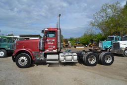 2005 FREIGHTLINER CLASSIC XL DAY CAB ROAD TRACTOR W/ DETROIT 14 LITER ENGINE W/10SPD TRANS W/ ALUM W