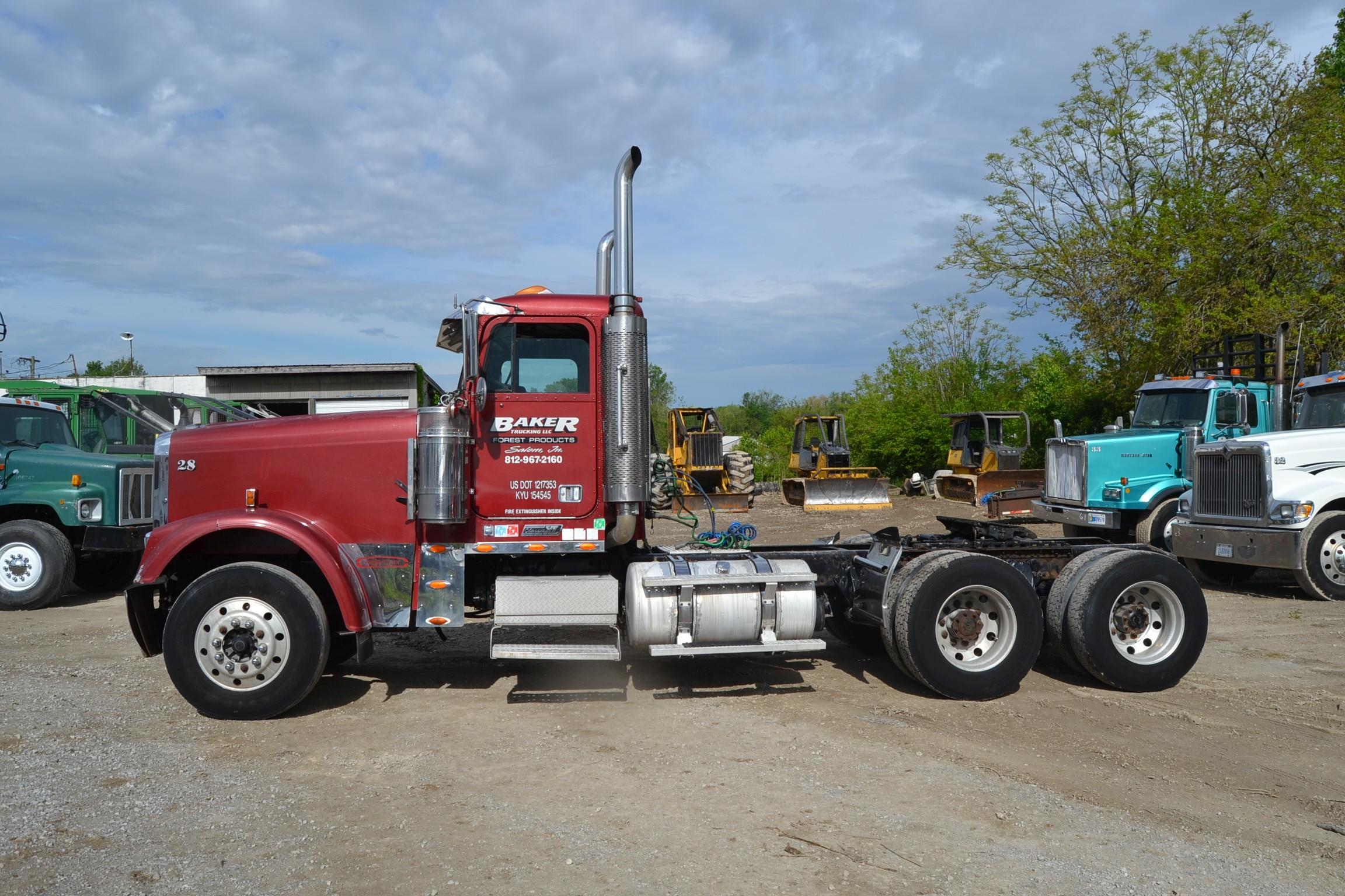 2005 FREIGHTLINER CLASSIC XL DAY CAB ROAD TRACTOR W/ DETROIT 14 LITER ENGINE W/10SPD TRANS W/ ALUM W