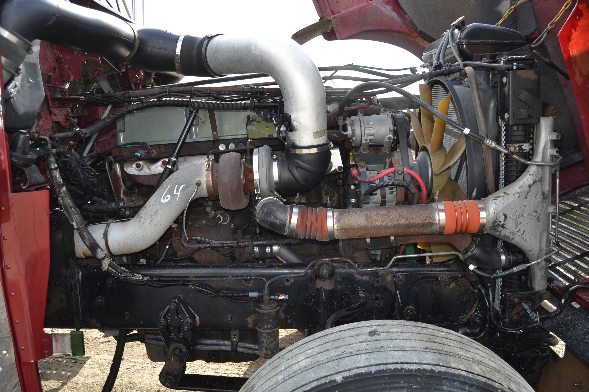 2005 FREIGHTLINER CLASSIC XL DAY CAB ROAD TRACTOR W/ DETROIT 14 LITER ENGINE W/10SPD TRANS W/ ALUM W