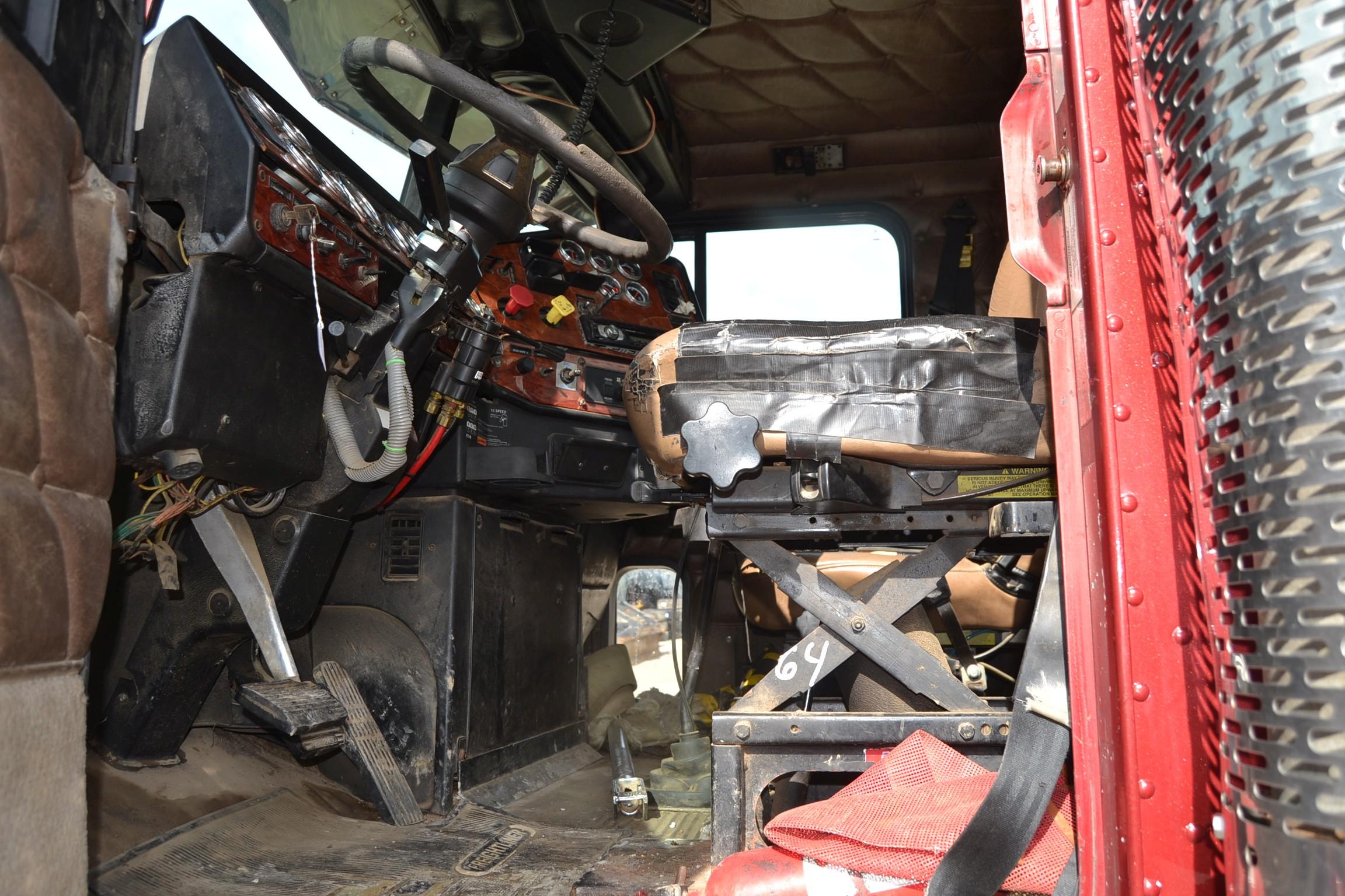 2005 FREIGHTLINER CLASSIC XL DAY CAB ROAD TRACTOR W/ DETROIT 14 LITER ENGINE W/10SPD TRANS W/ ALUM W