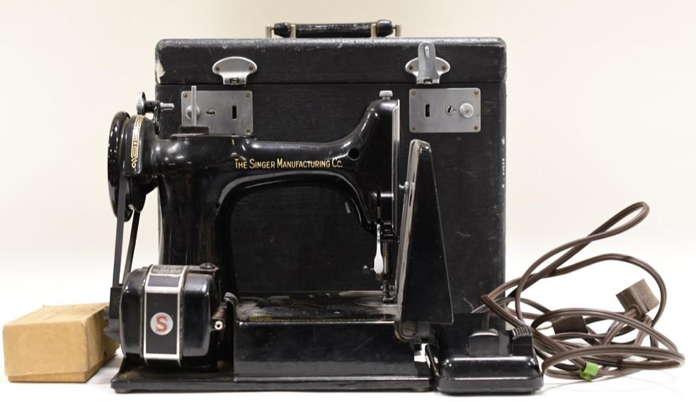Singer Featherweight Sewing Machine In Case