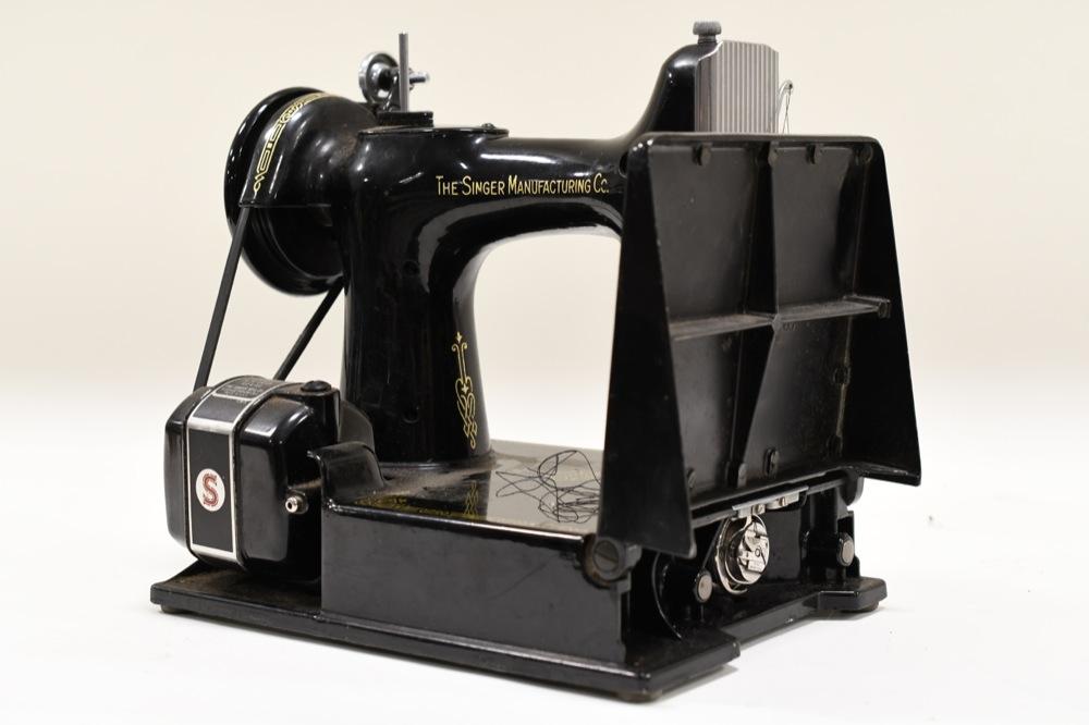 Singer Featherweight Sewing Machine In Case