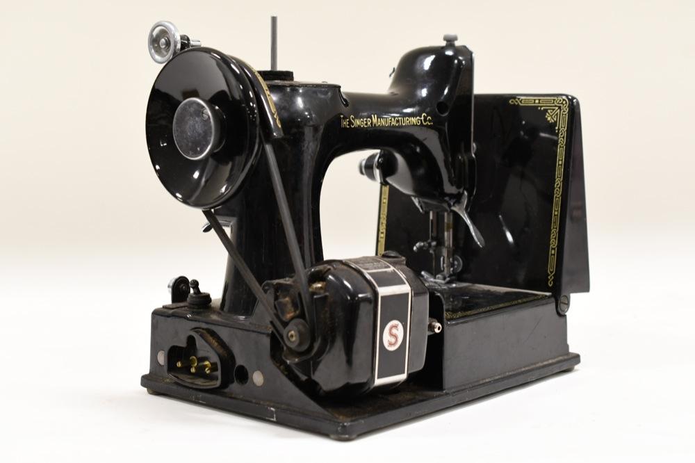 Singer Featherweight Sewing Machine In Case