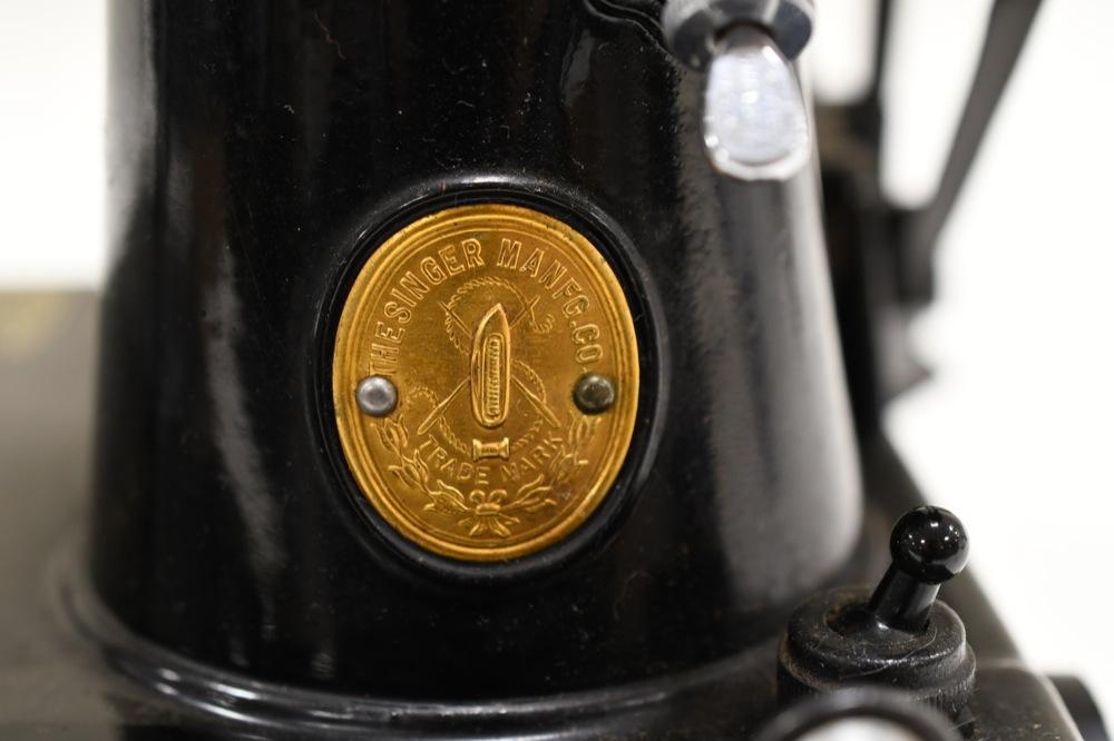 Singer Featherweight Sewing Machine In Case