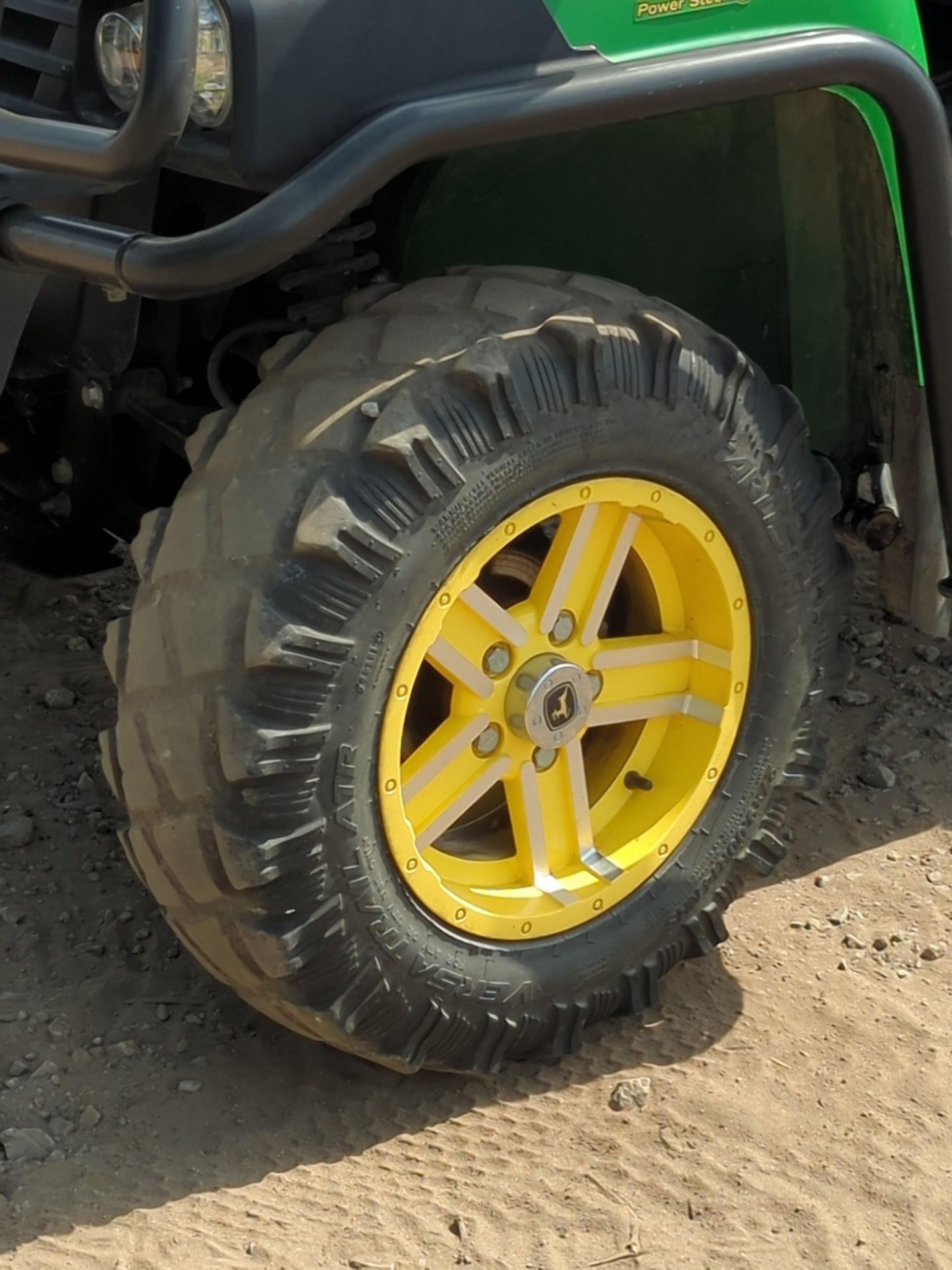 John Deere Gator 825i
