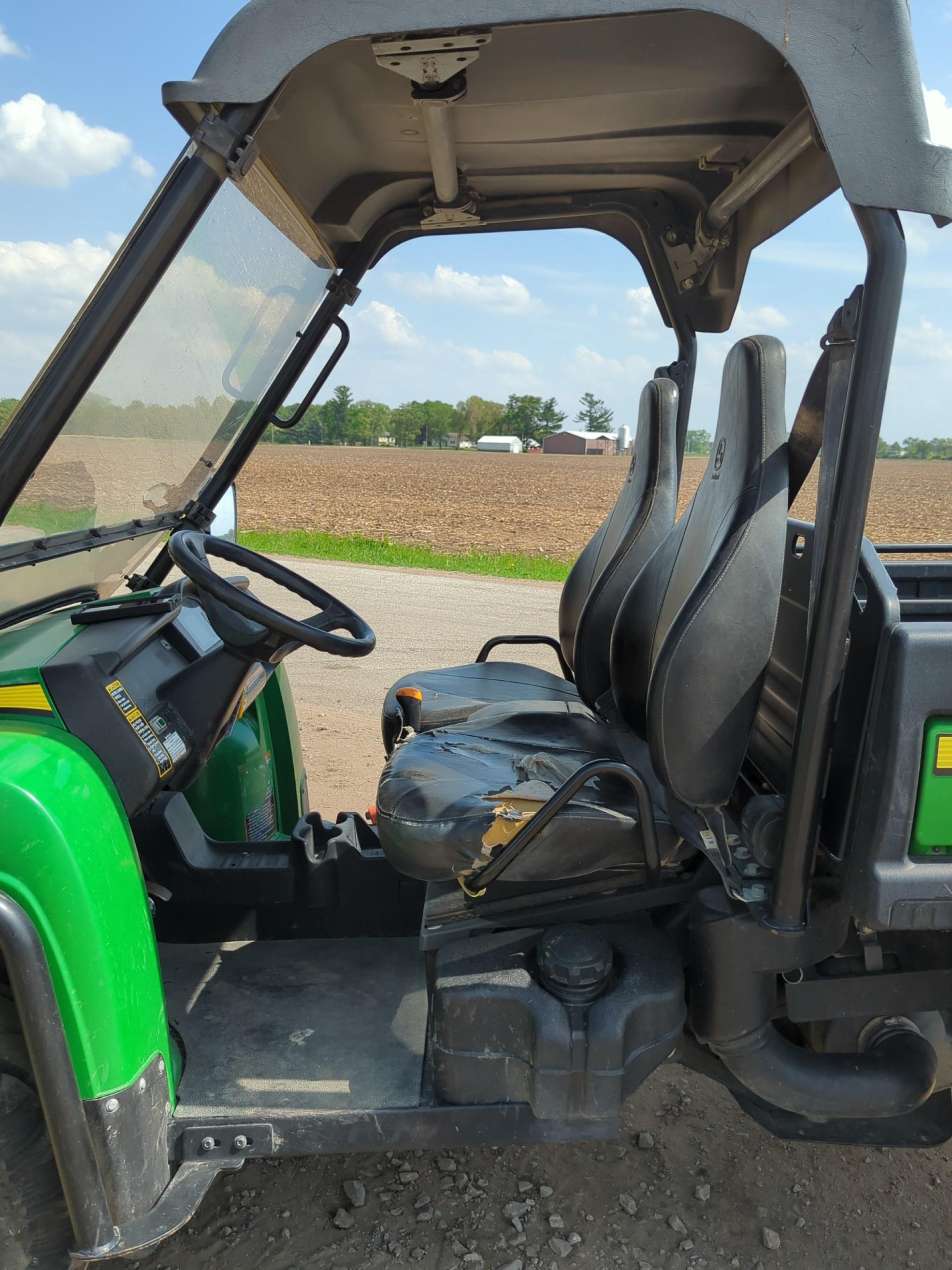 John Deere Gator 825i