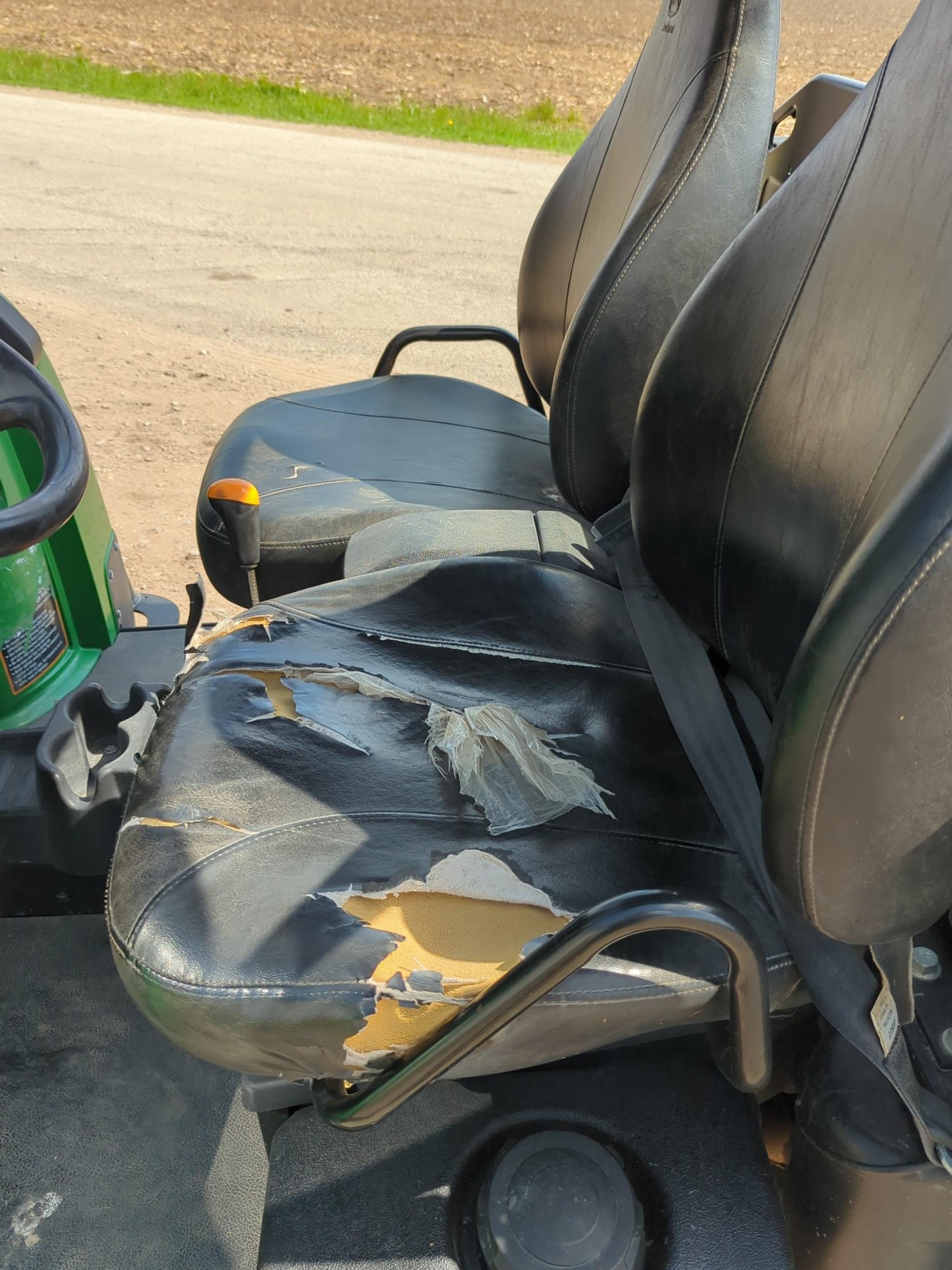John Deere Gator 825i