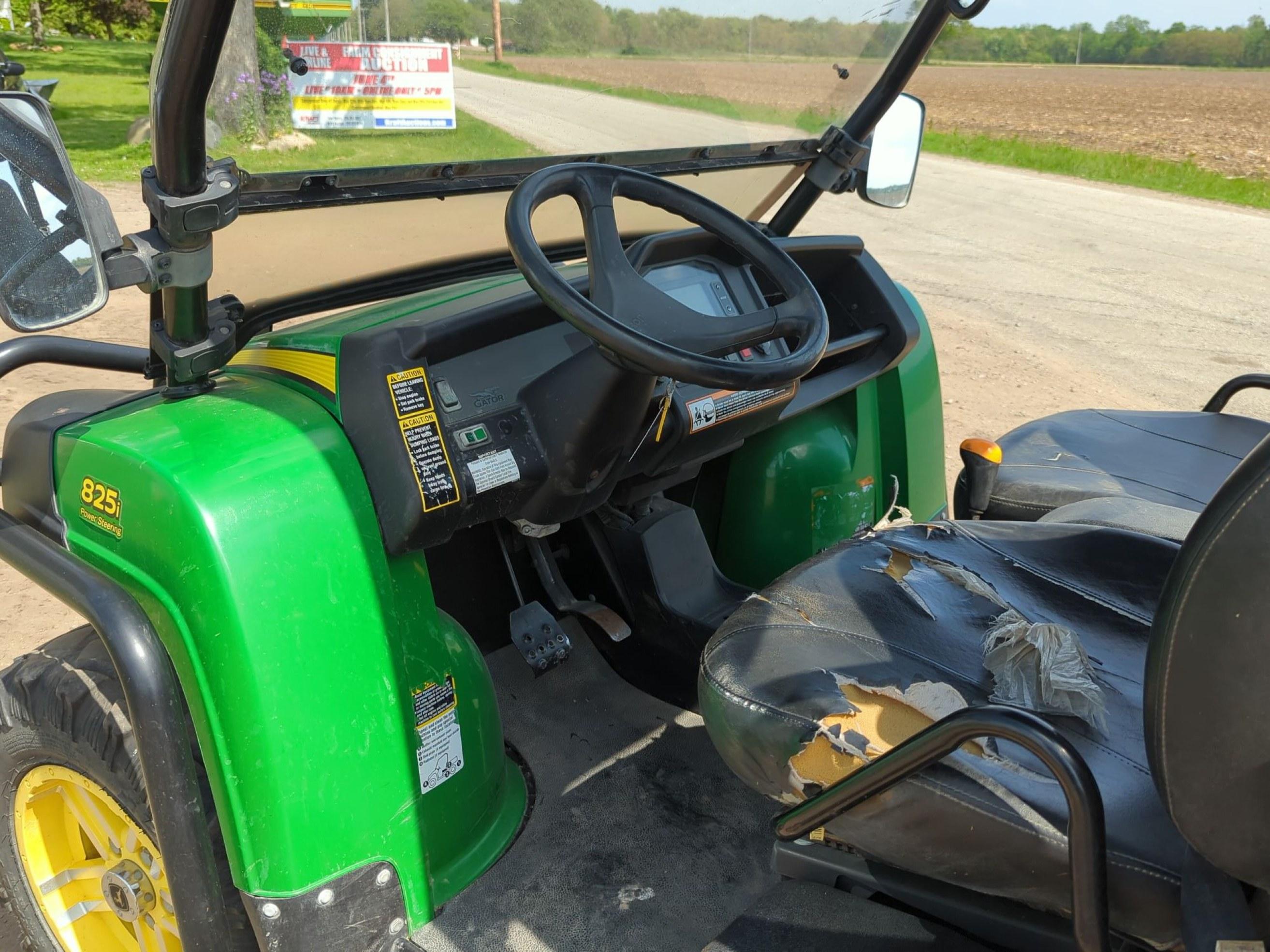 John Deere Gator 825i