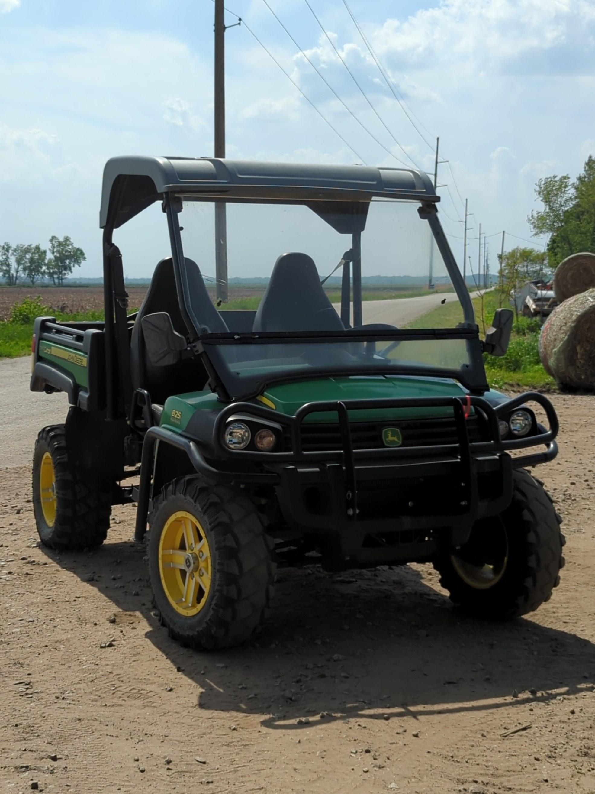 John Deere Gator 825i