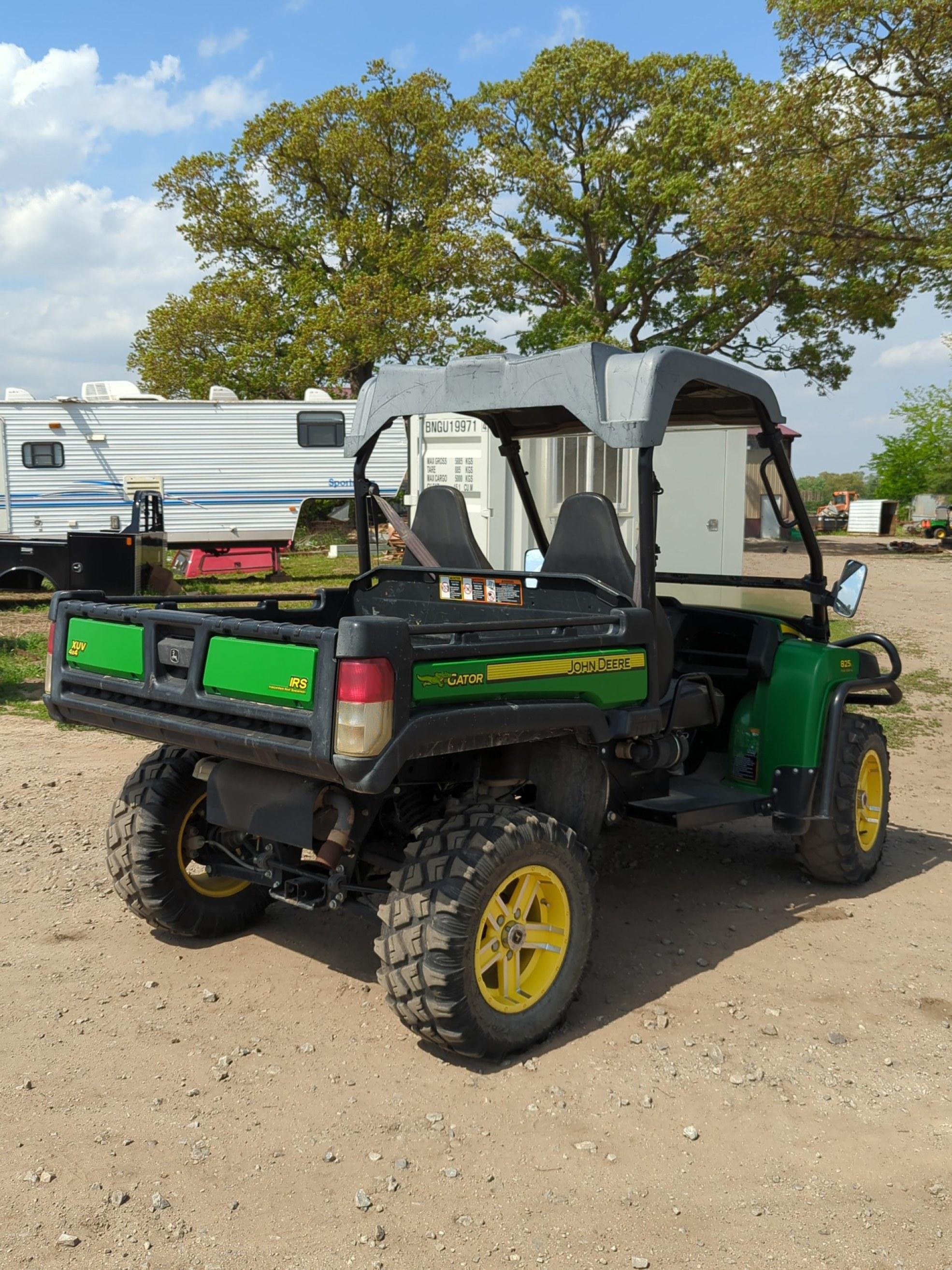 John Deere Gator 825i