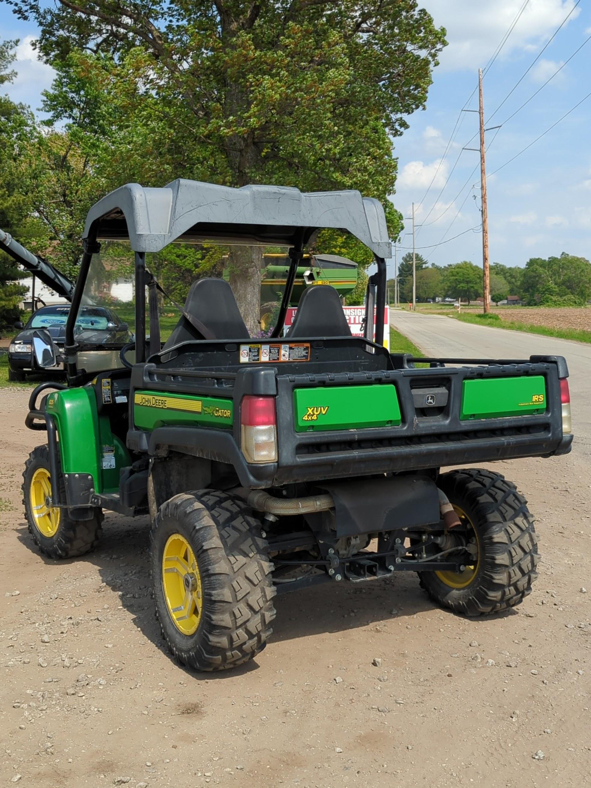 John Deere Gator 825i