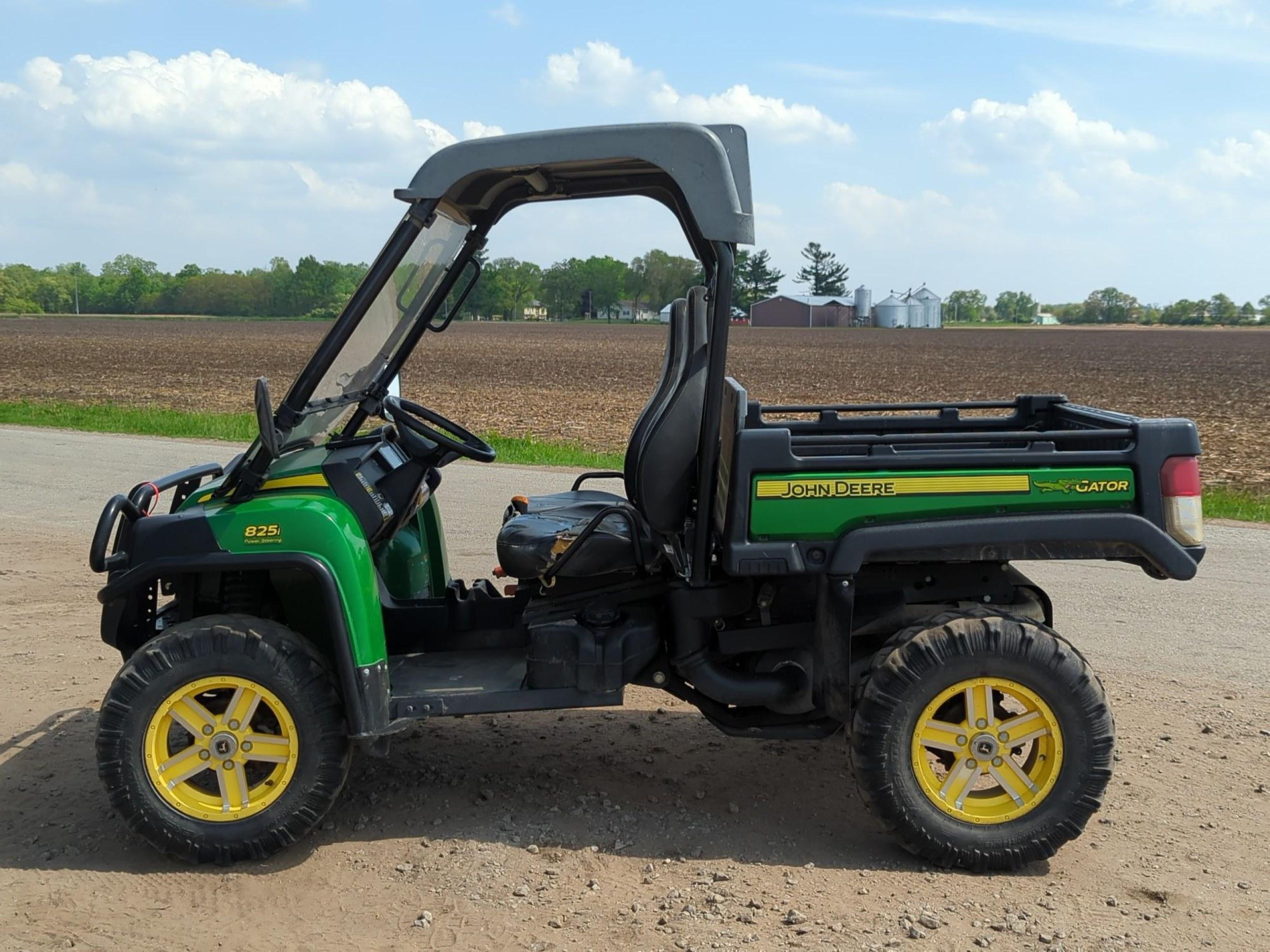 John Deere Gator 825i