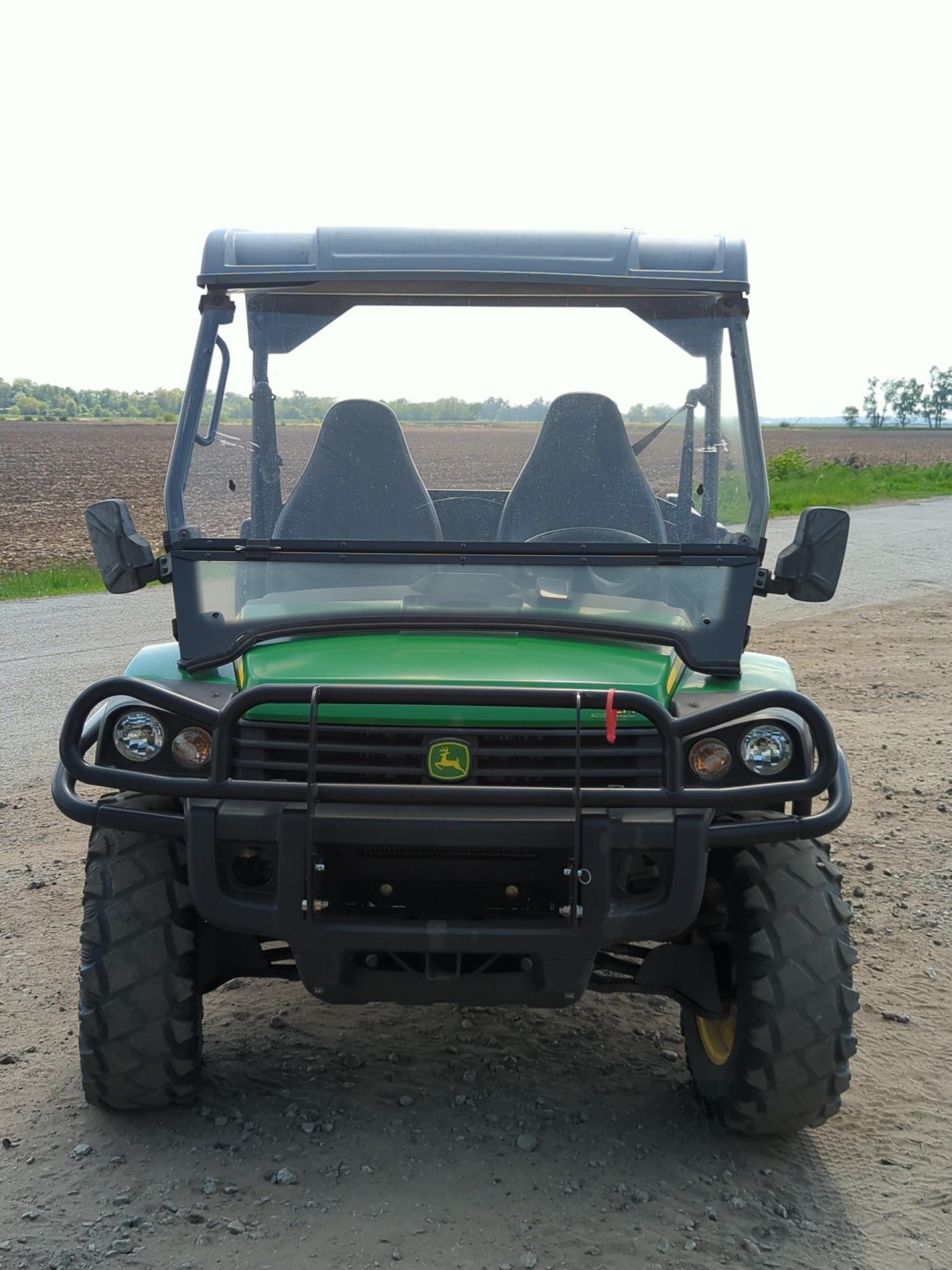 John Deere Gator 825i