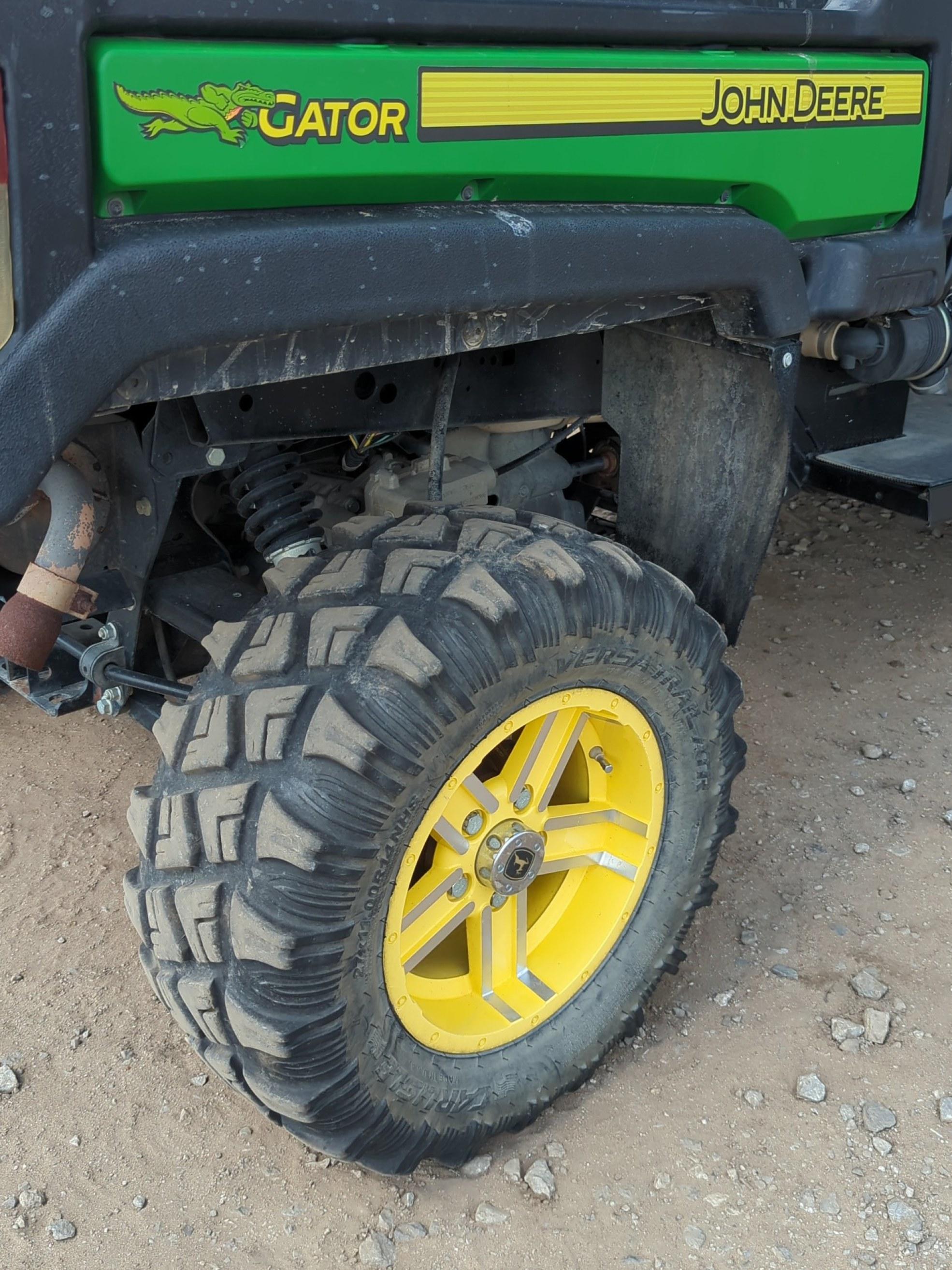 John Deere Gator 825i