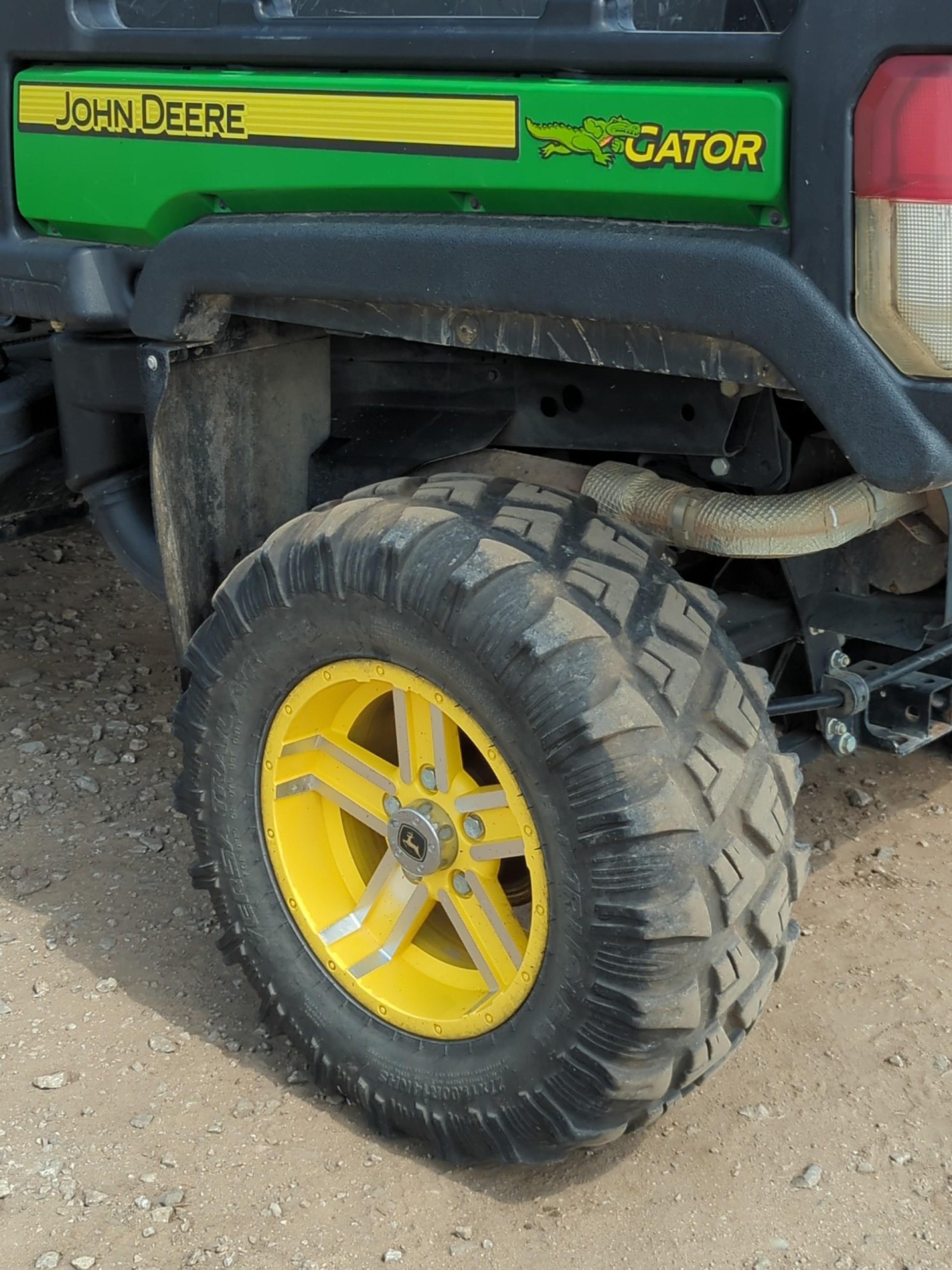 John Deere Gator 825i