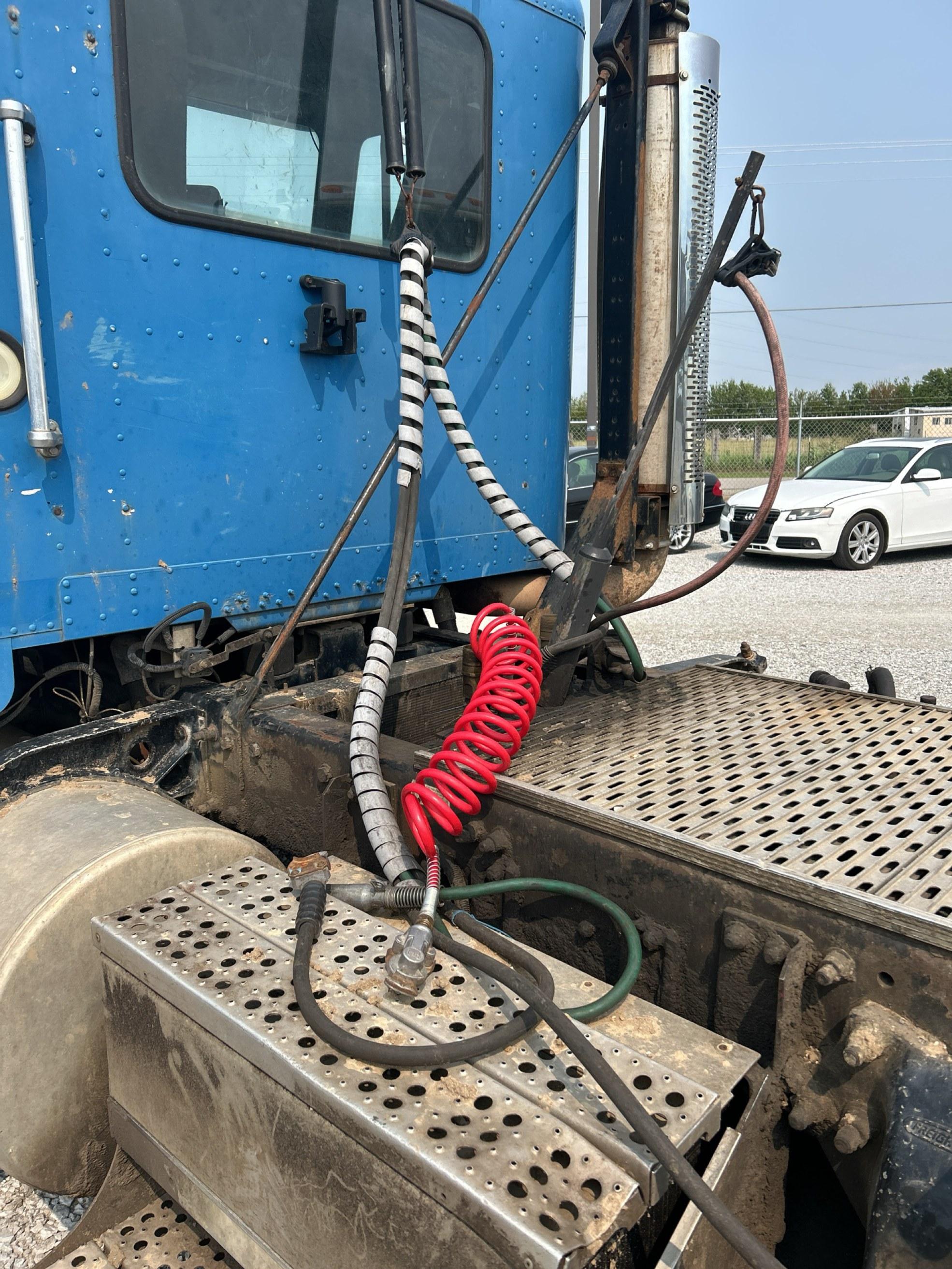 1997 Freightliner Conventional FLD120 Semi