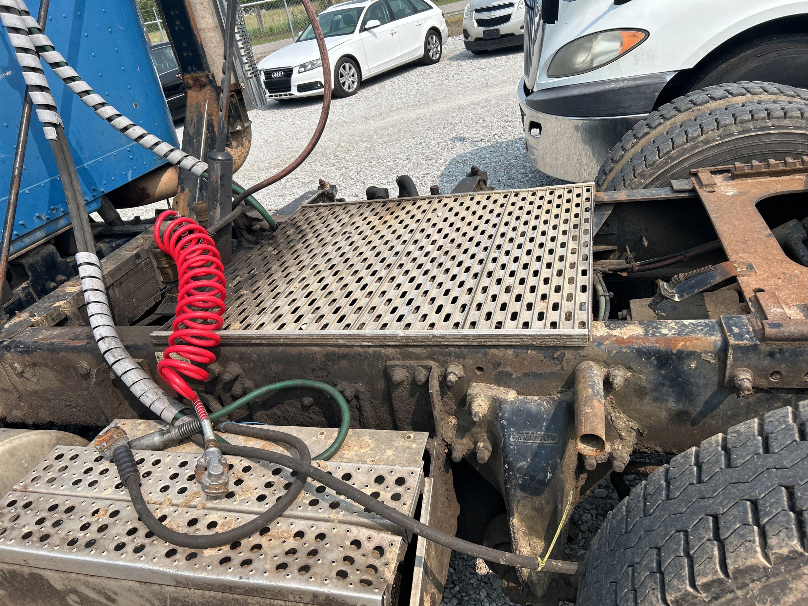 1997 Freightliner Conventional FLD120 Semi