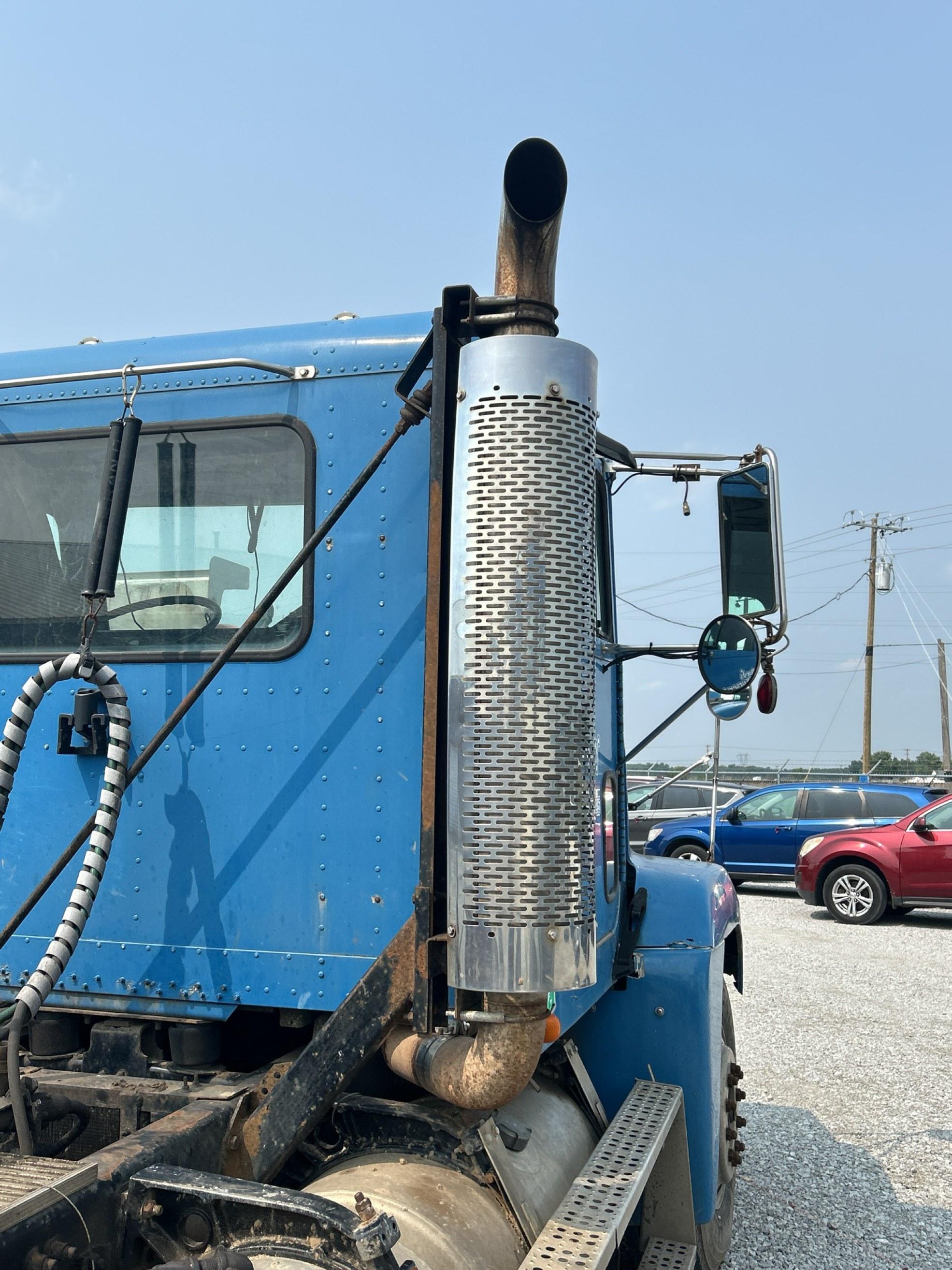 1997 Freightliner Conventional FLD120 Semi