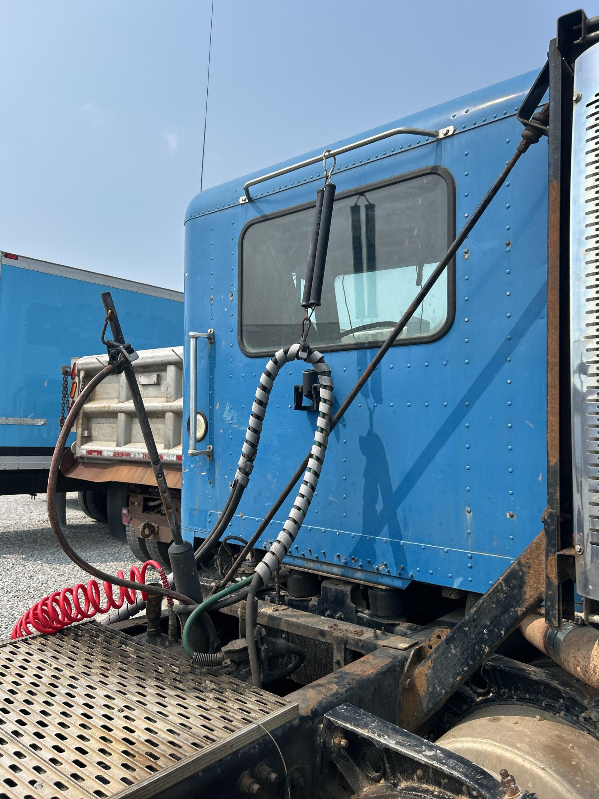 1997 Freightliner Conventional FLD120 Semi