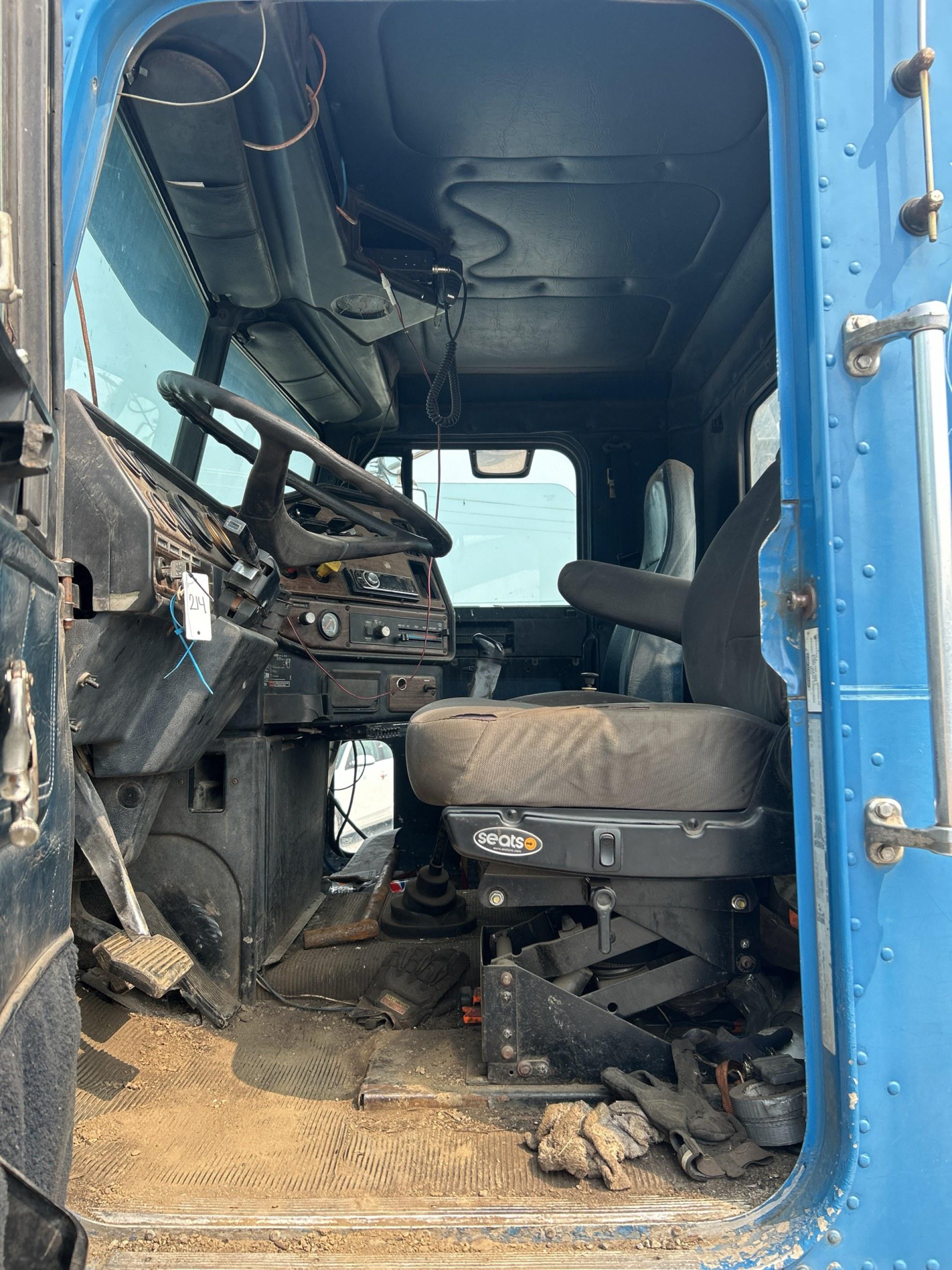 1997 Freightliner Conventional FLD120 Semi