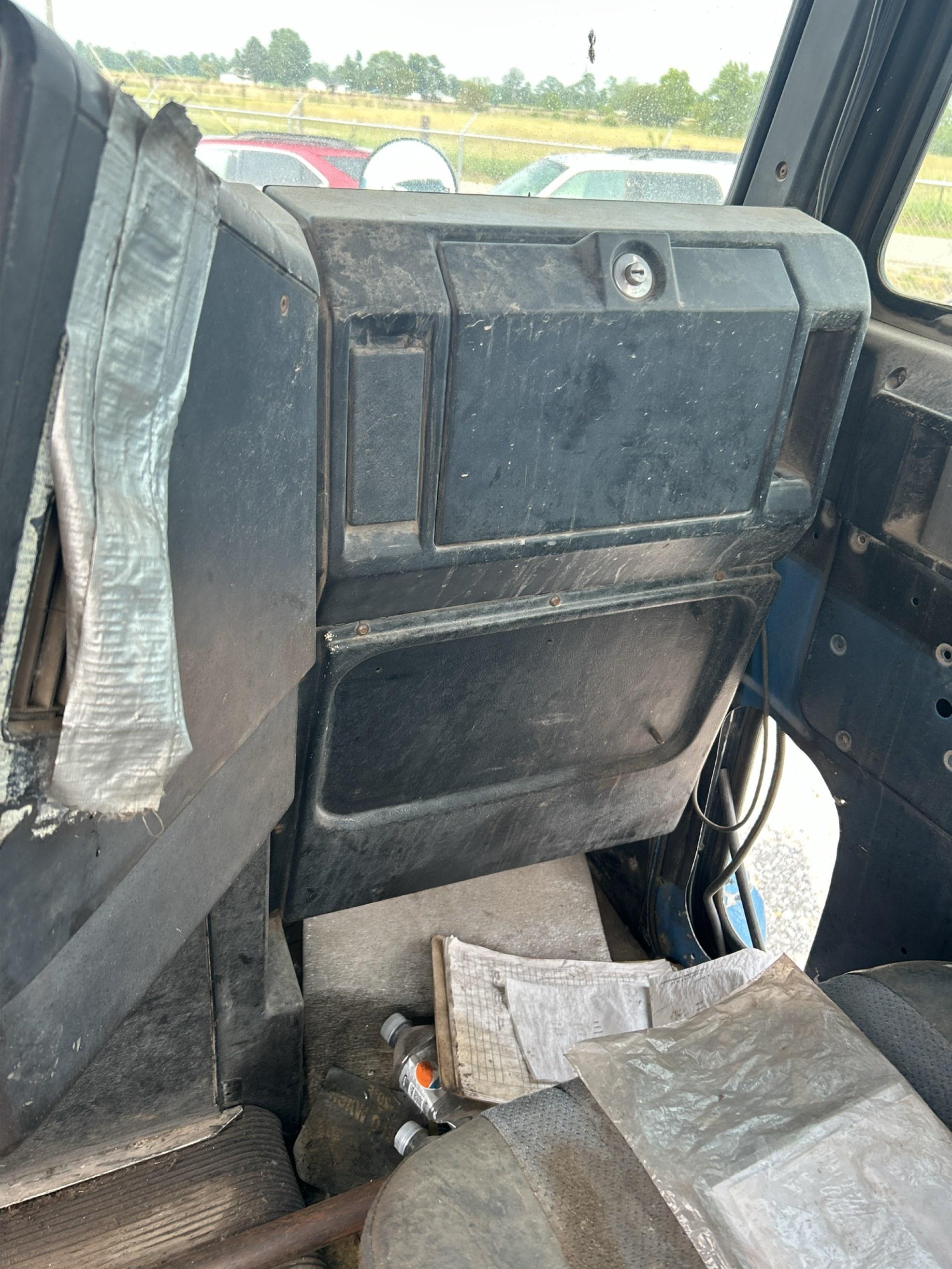 1997 Freightliner Conventional FLD120 Semi