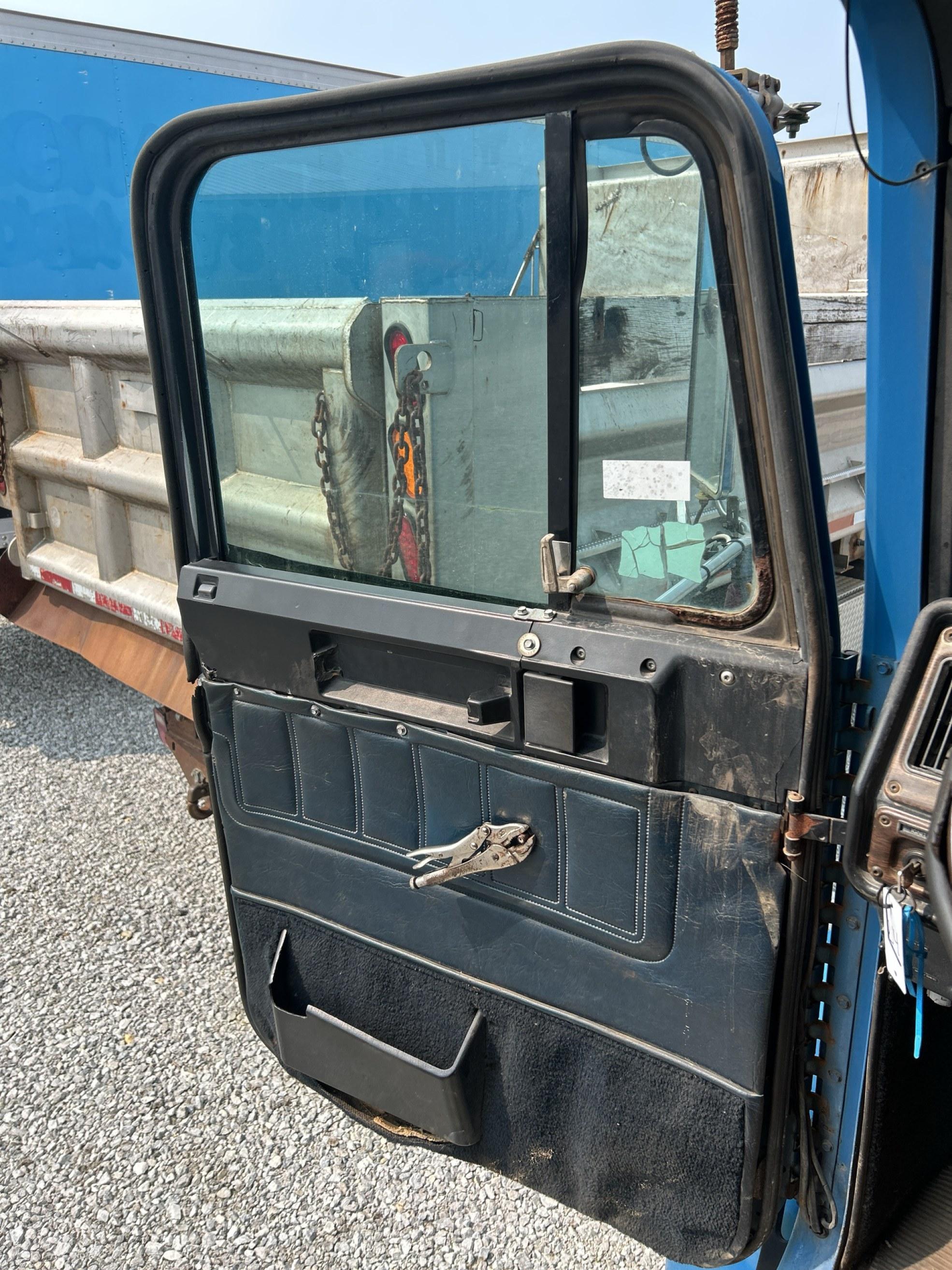 1997 Freightliner Conventional FLD120 Semi