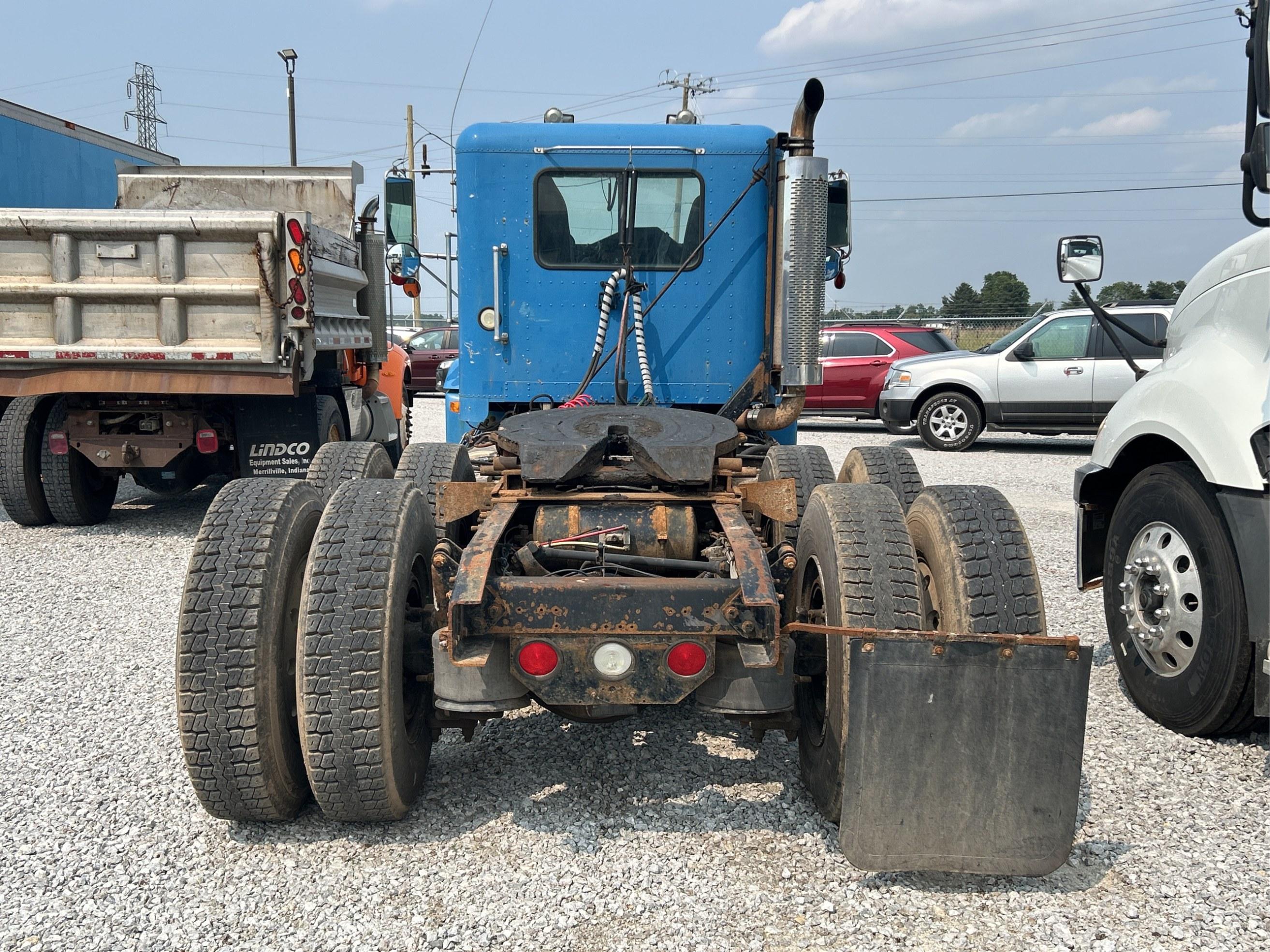 1997 Freightliner Conventional FLD120 Semi