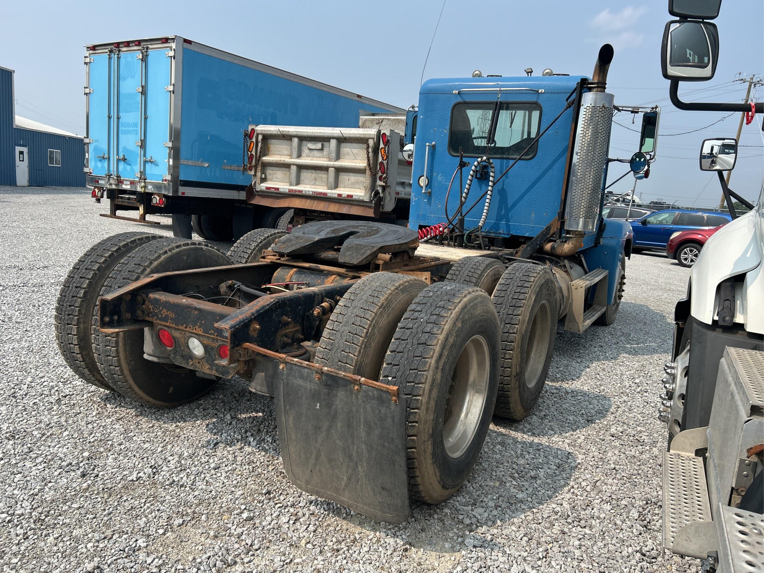 1997 Freightliner Conventional FLD120 Semi