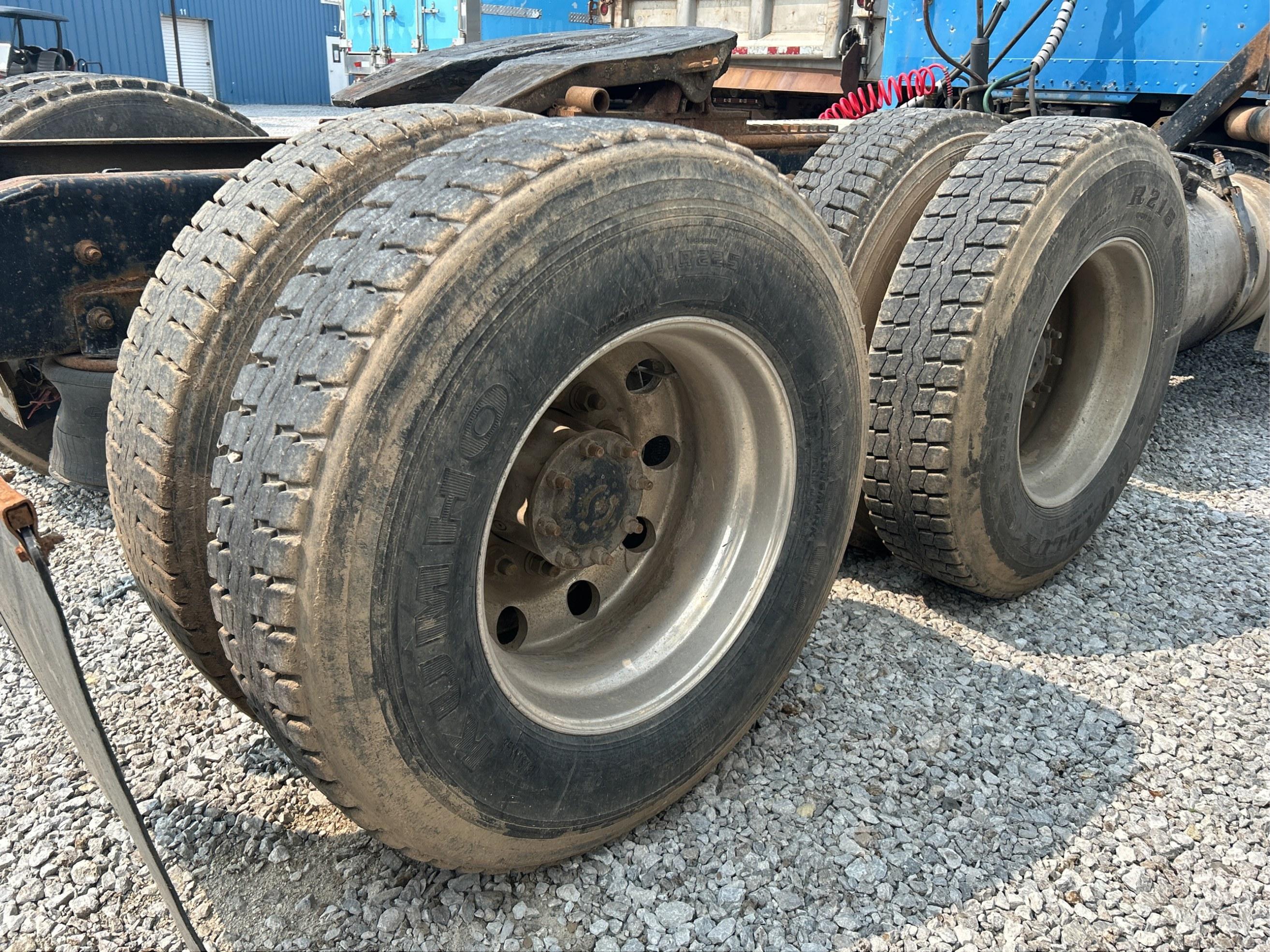1997 Freightliner Conventional FLD120 Semi