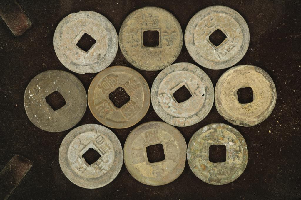 10 ASIAN / CHINESE CASH COINS