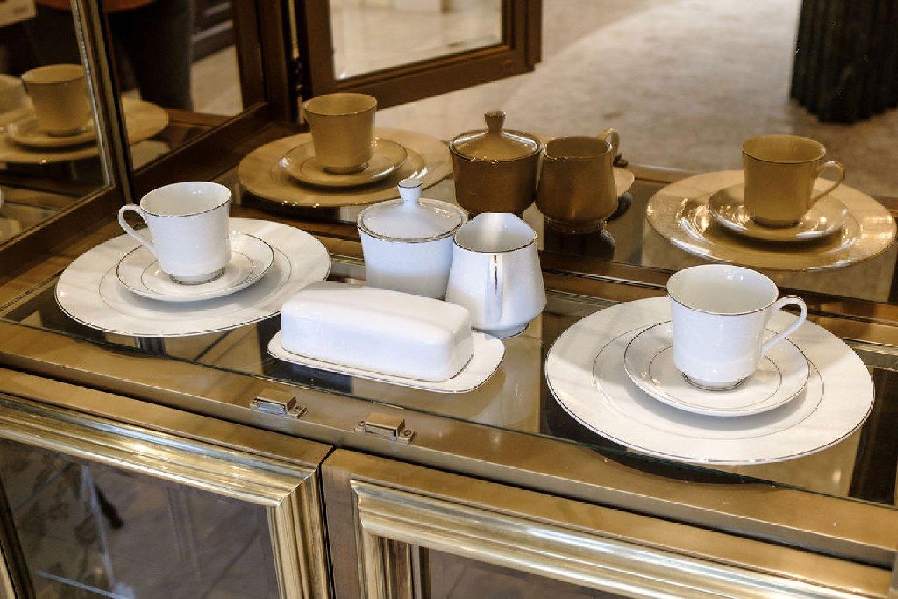 Assorted Lot to include, Service for 12 Crown Victoria China Lovelace patte