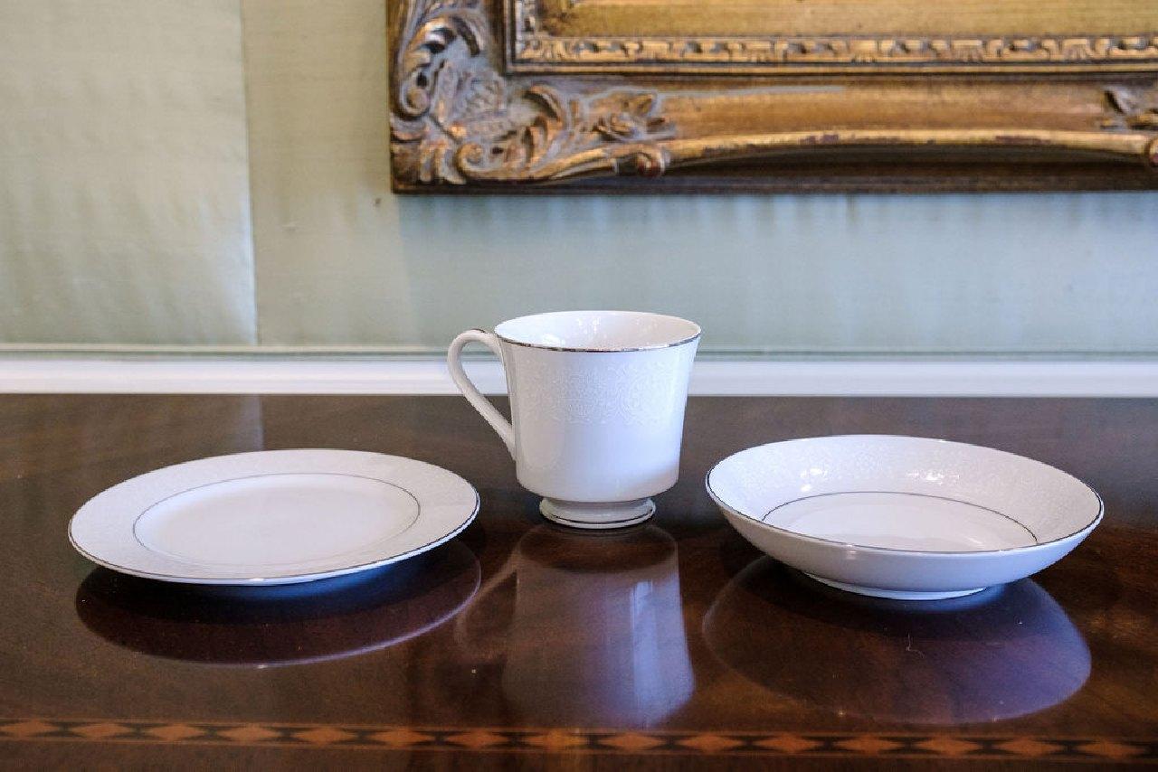 Assorted Lot to include, Service for 12 Crown Victoria China Lovelace patte