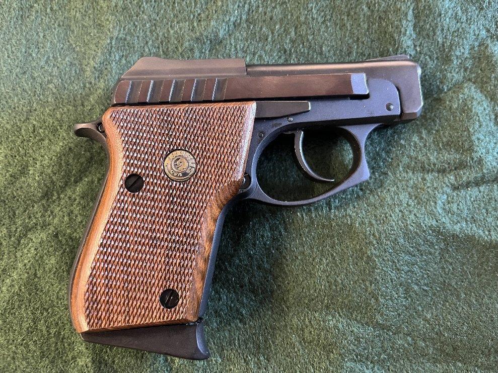 Taurus PT-22, .22 LR (1) Magazine and Box