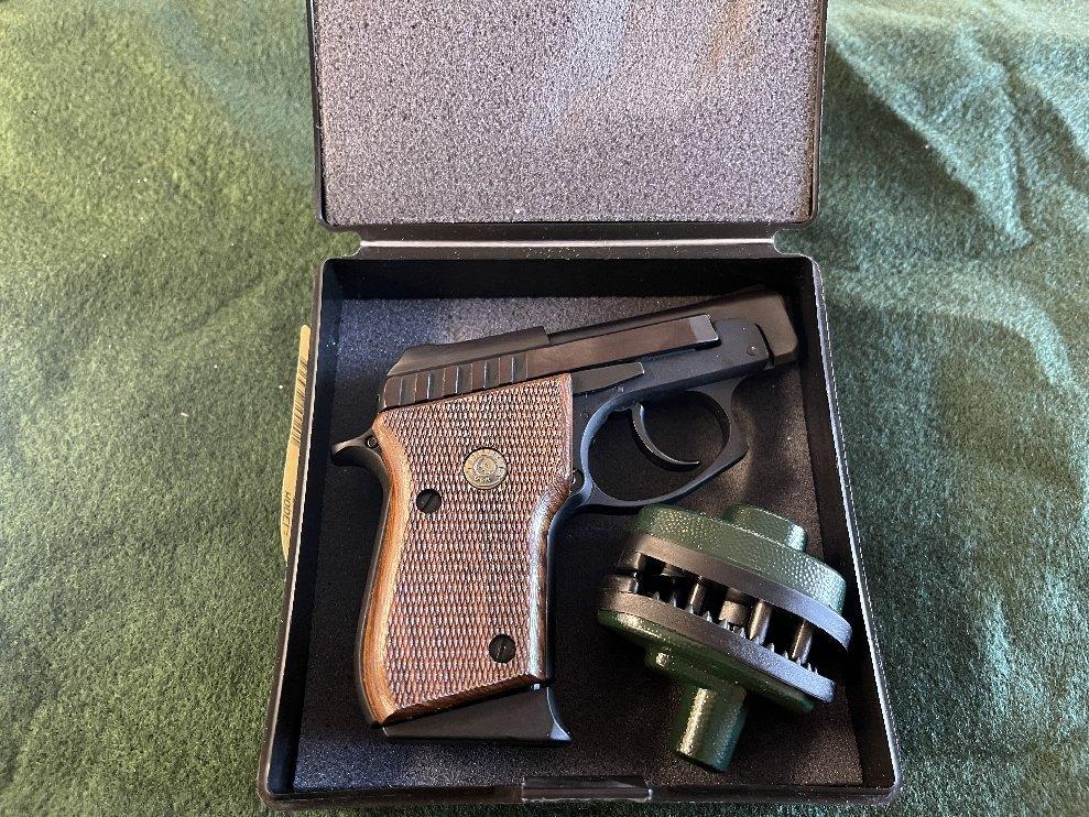 Taurus PT-22, .22 LR (1) Magazine and Box
