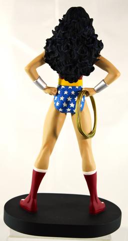 WARNER BROTHERS WONDER WOMAN STATUE