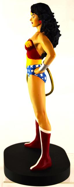 WARNER BROTHERS WONDER WOMAN STATUE