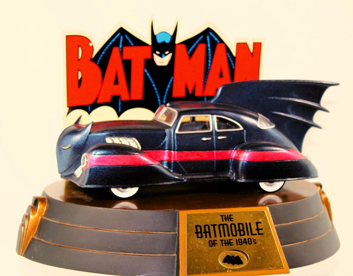 BATMAN: BATMOBILE 1940'S EDITION REPLICA