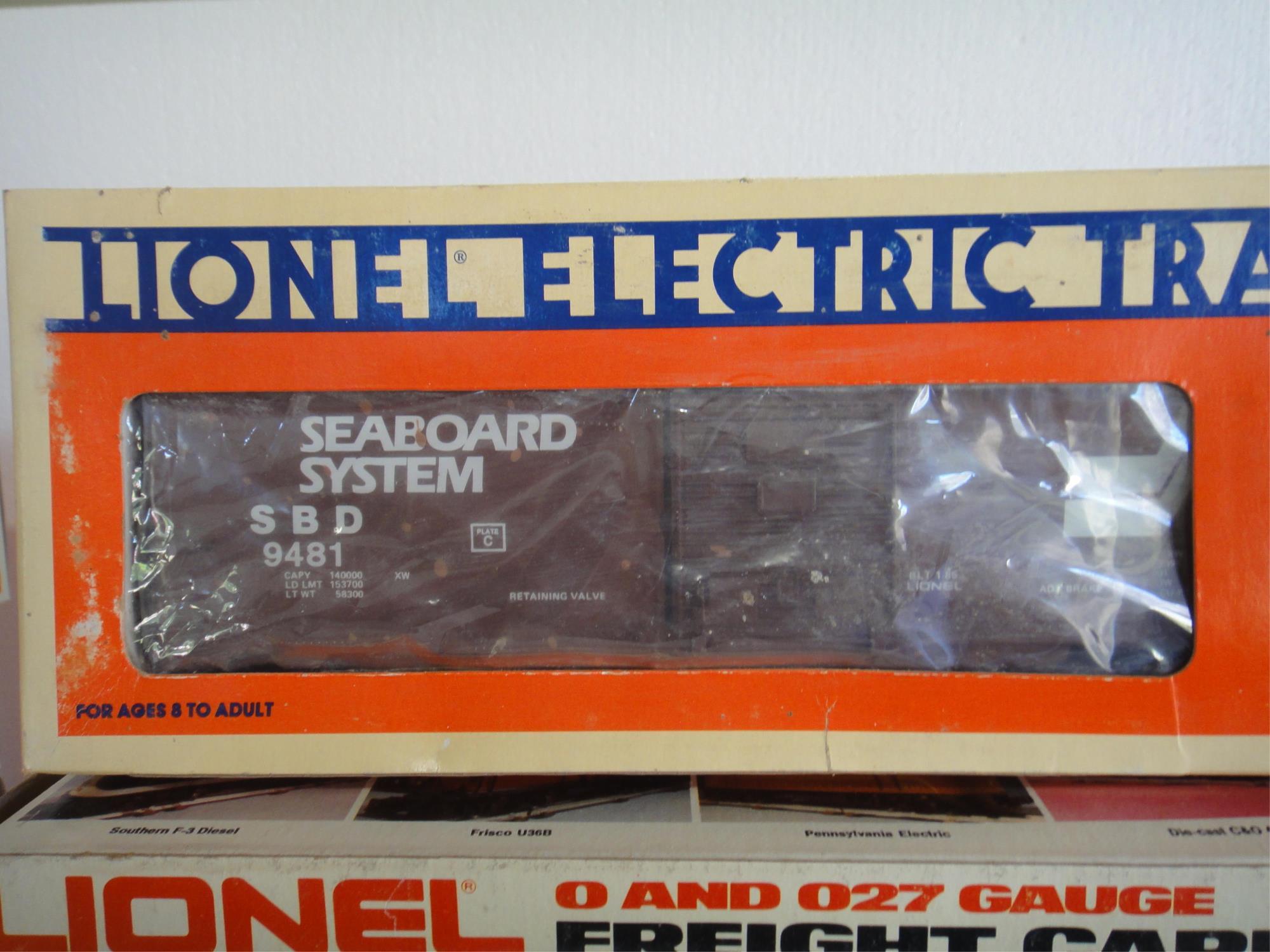 6 LIONEL FREIGHT CARS