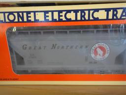 6 LIONEL FREIGHT CARS