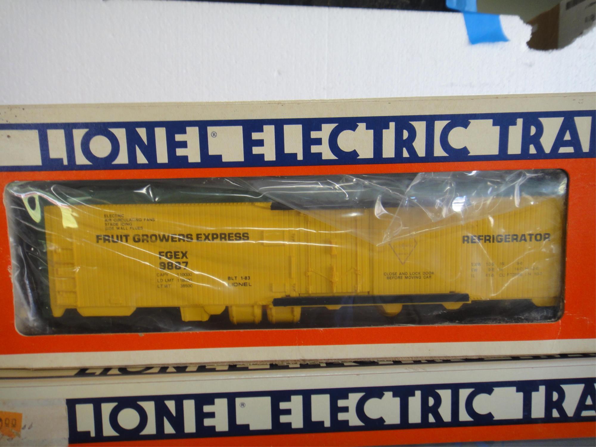 6 LIONEL FREIGHT CARS