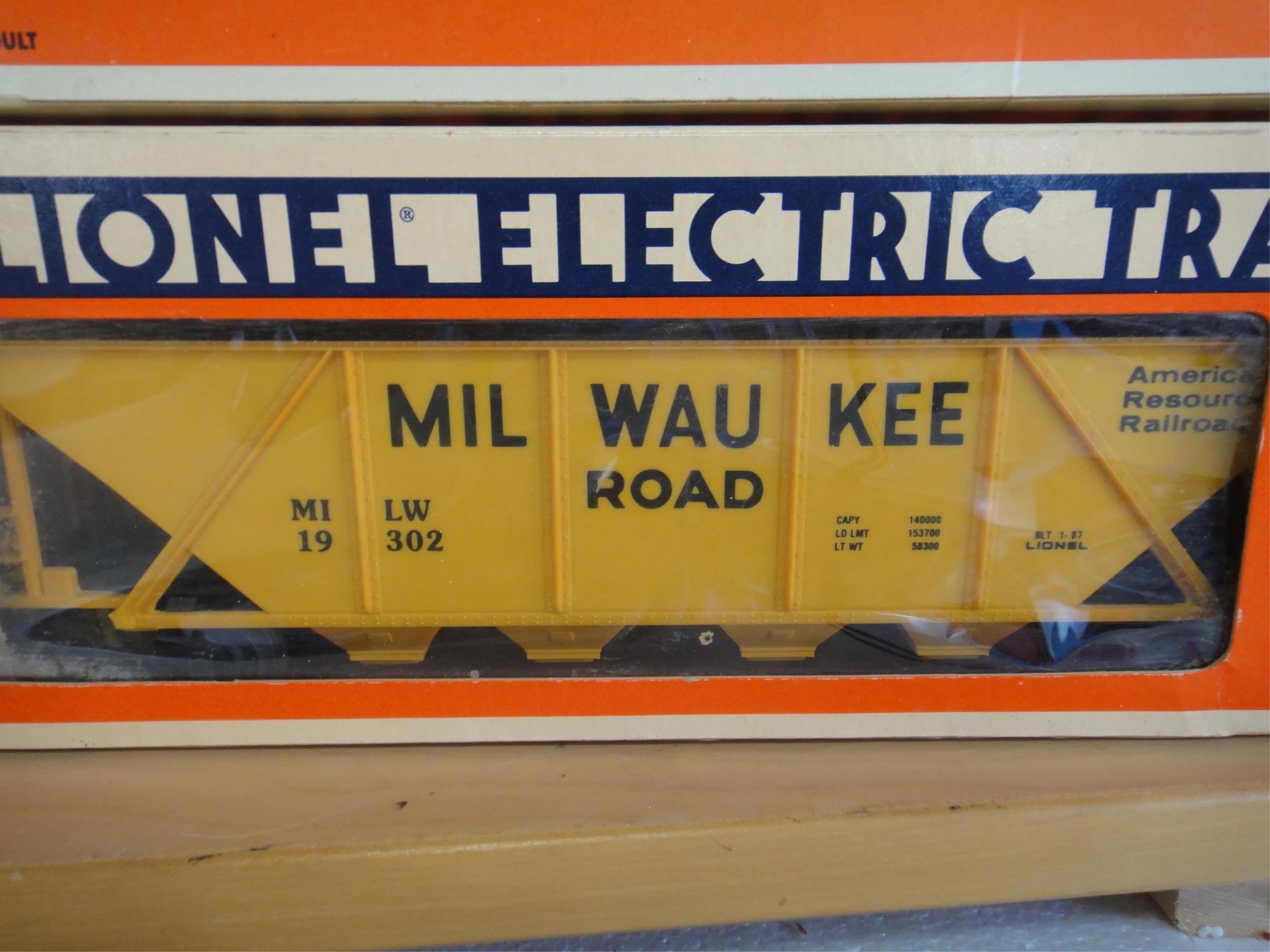 6 LIONEL FREIGHT CARS