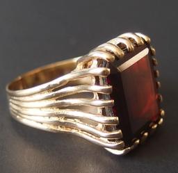 14KT GOLD & GARNET RING